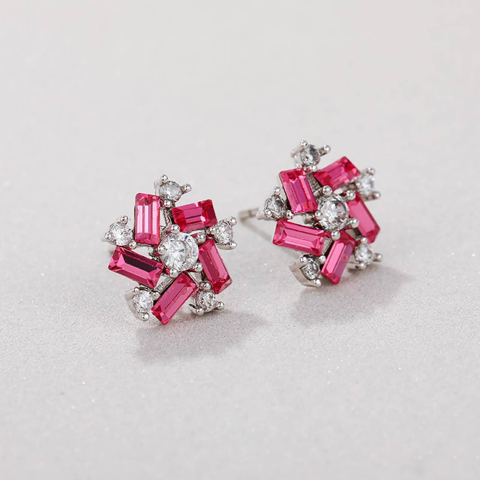 CRISTAL AMOR - Aretes Broquel Flor Dama Cristales y Rubí Oro Blanco 14K Laminado Rojo