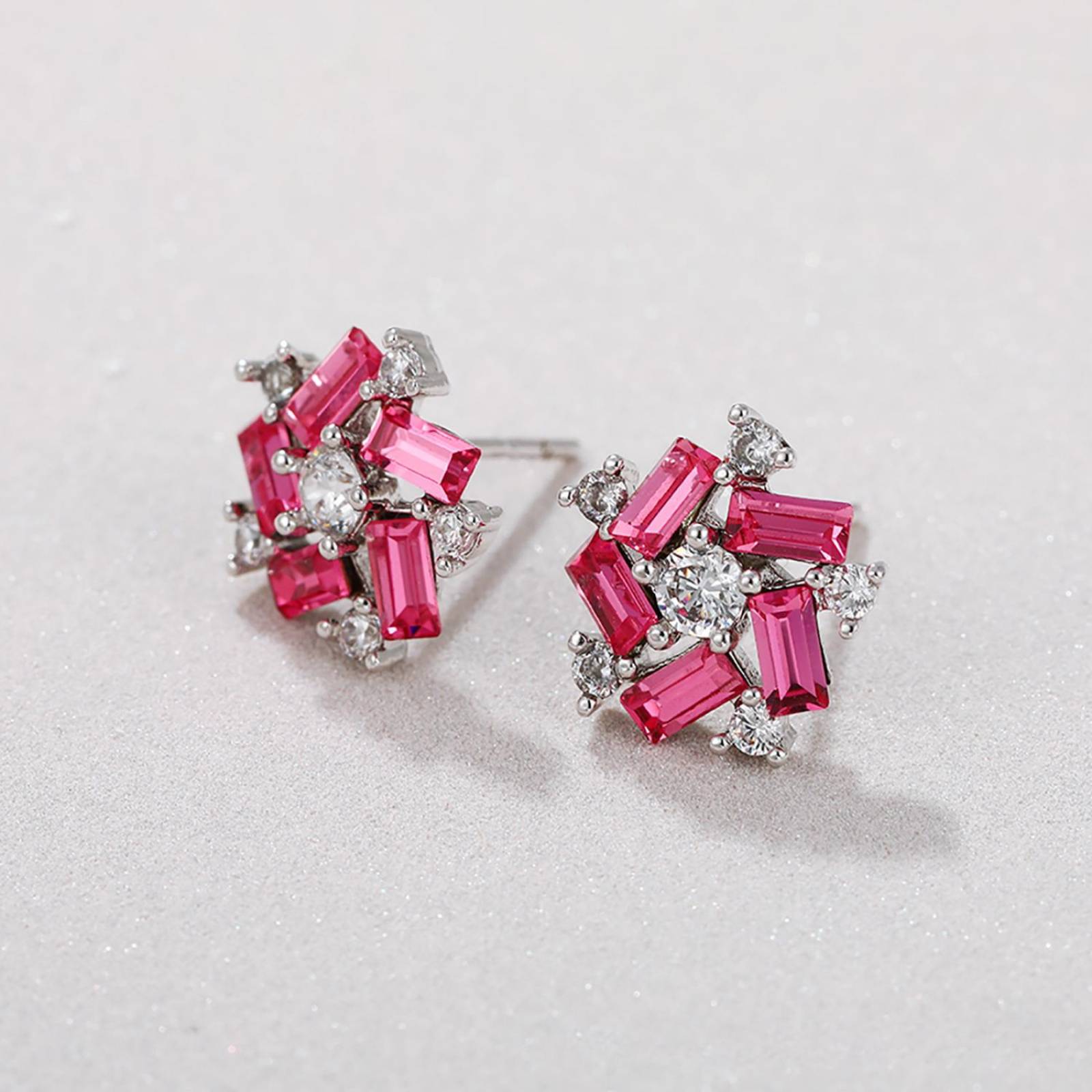 CRISTAL AMOR - Aretes Broquel Flor Dama Cristales y Rubí Oro Blanco 14K Laminado Rojo