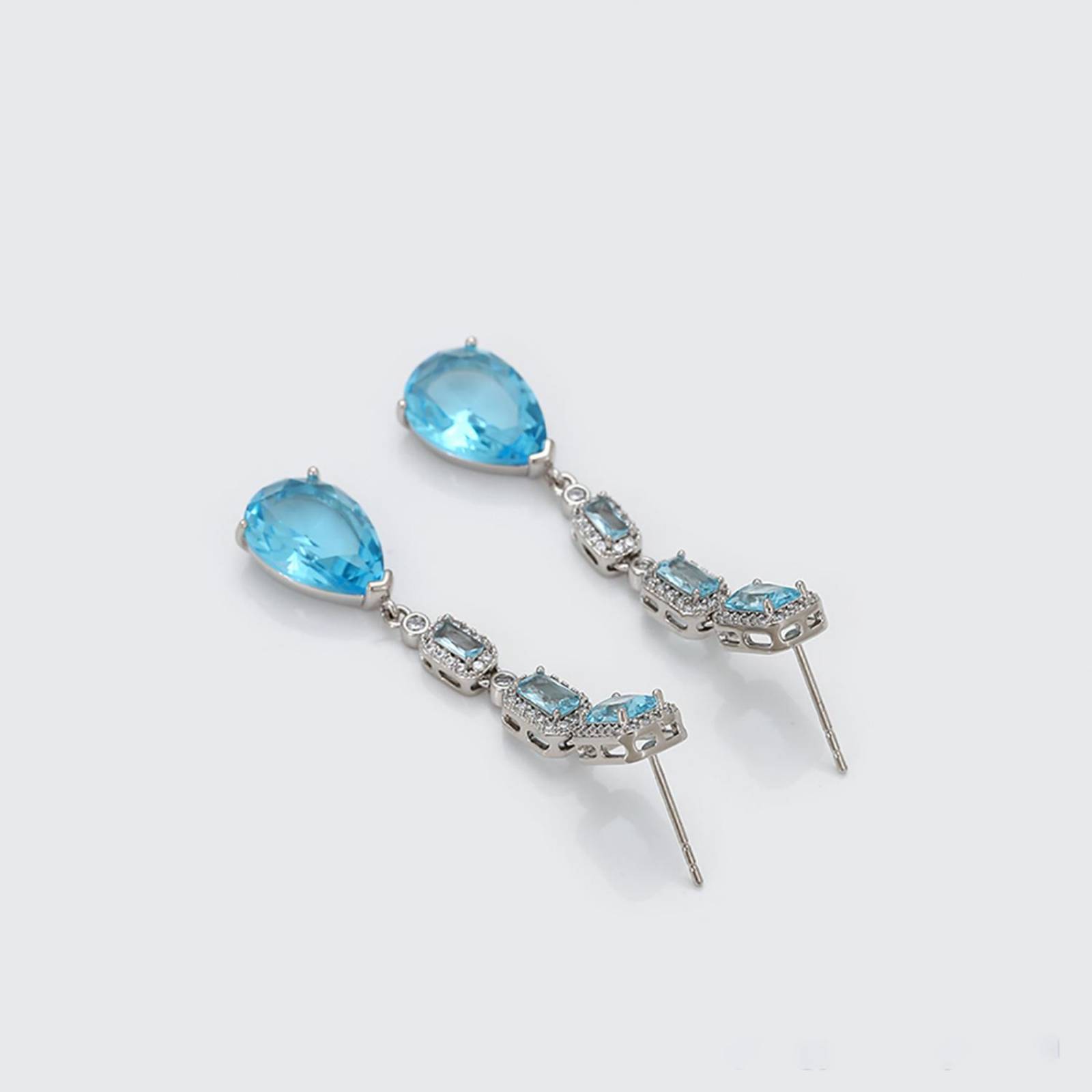 CRISTAL AMOR - Aretes Largos Con Cristales y Aquamarina Oro Blanco 14K Laminado .
