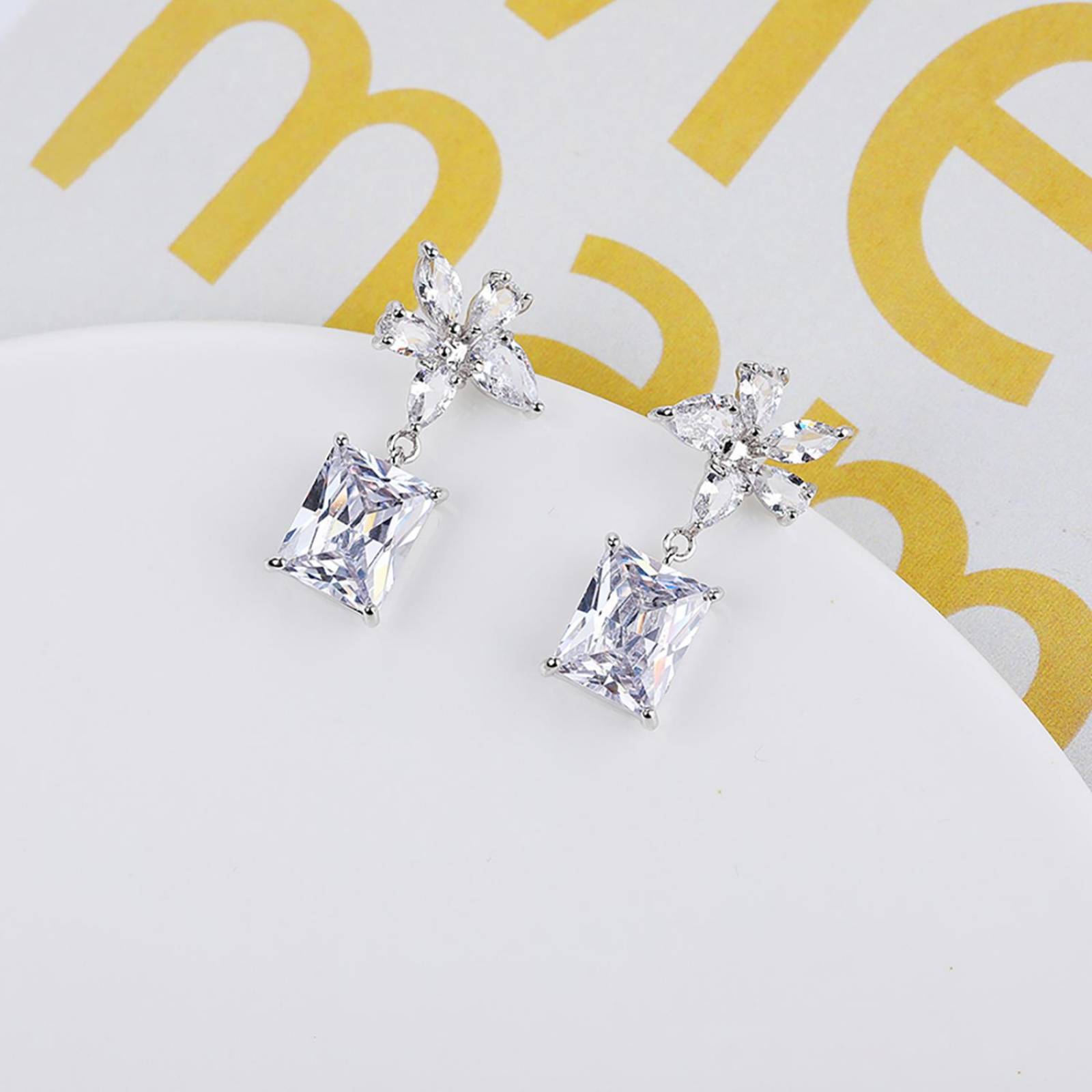 CRISTAL AMOR - Aretes Colgantes Flor Cristal Diamante Oro Blanco 14K Laminado 