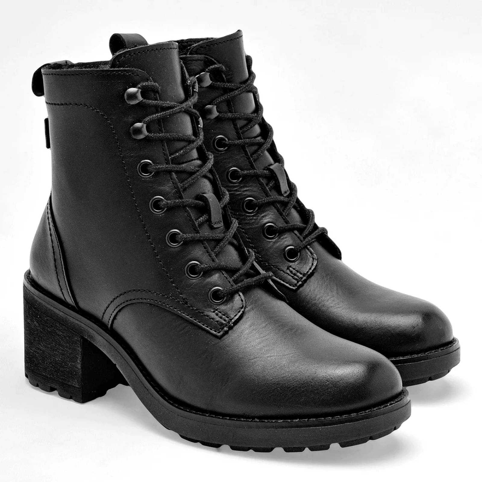 BOTA CON AGUJETA TACON CUADRADO de Levis Para Mujer Negro L1222211 T7