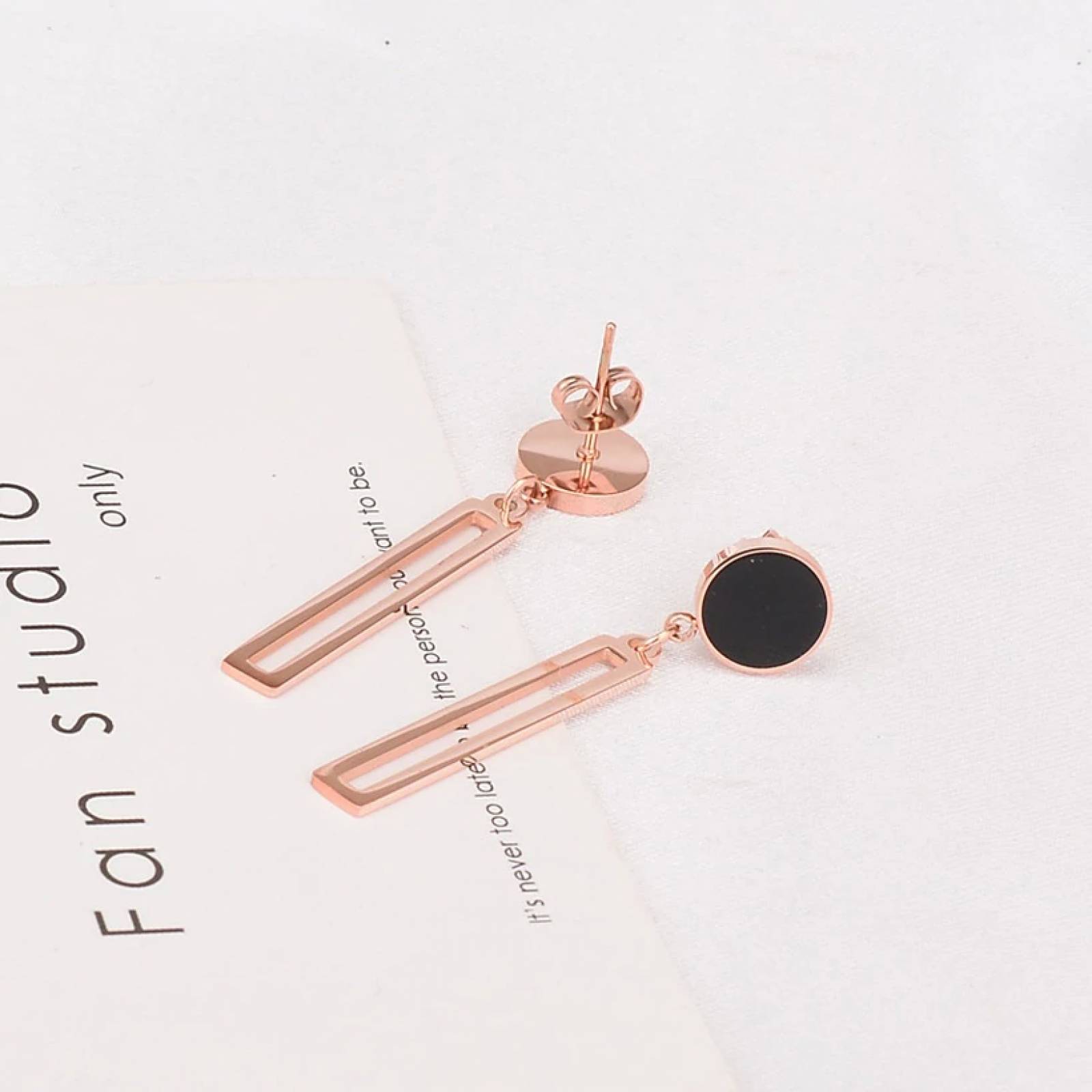 Aretes Circulo Negro Rose Gold para Mujer
