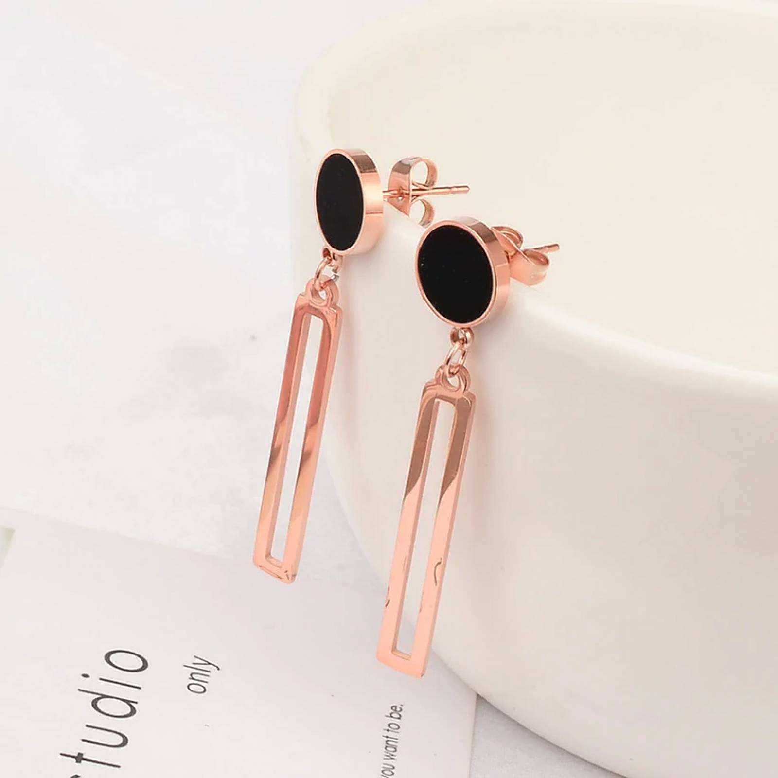 Aretes Circulo Negro Rose Gold para Mujer