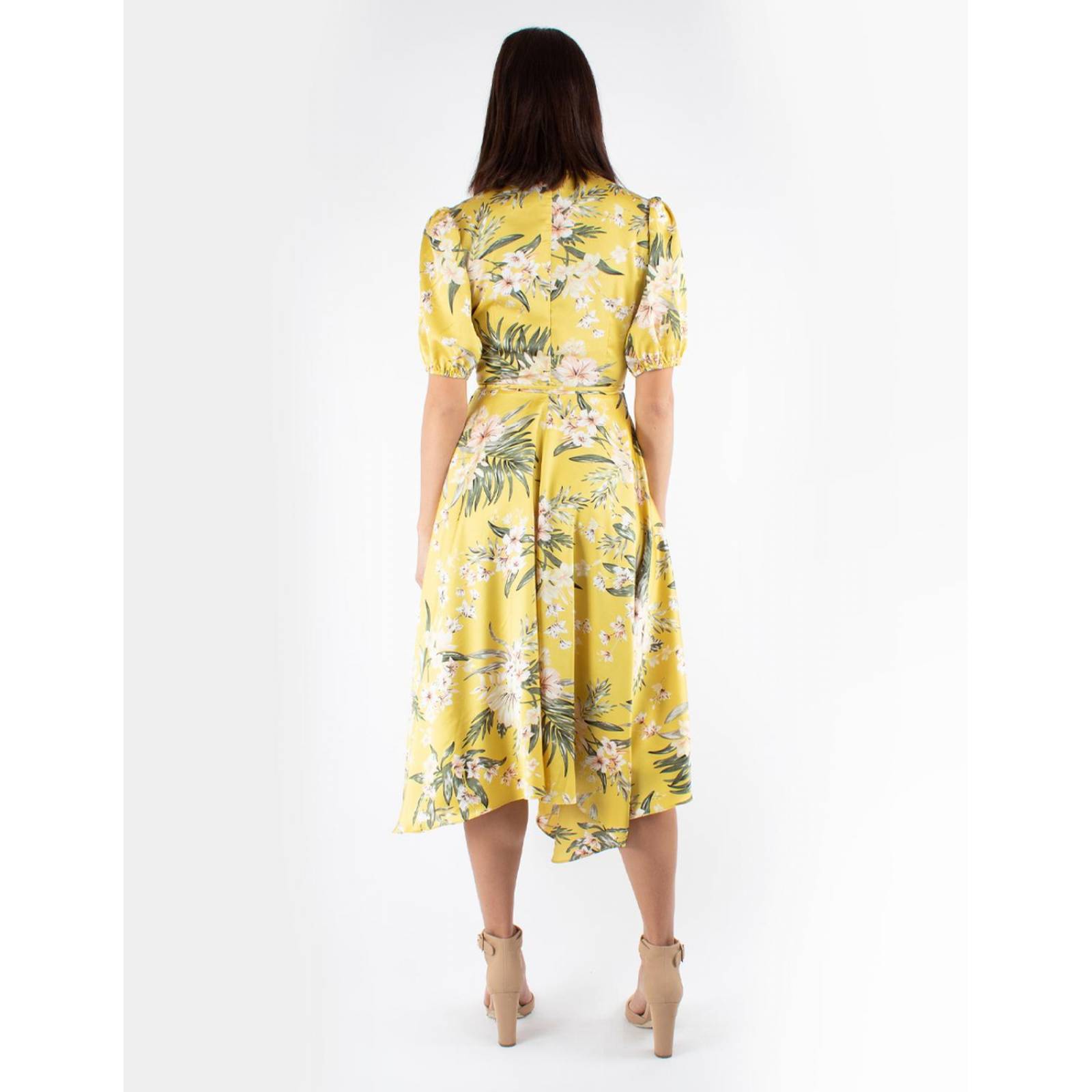 Vestido floral amarillo, de largo asimétrico 