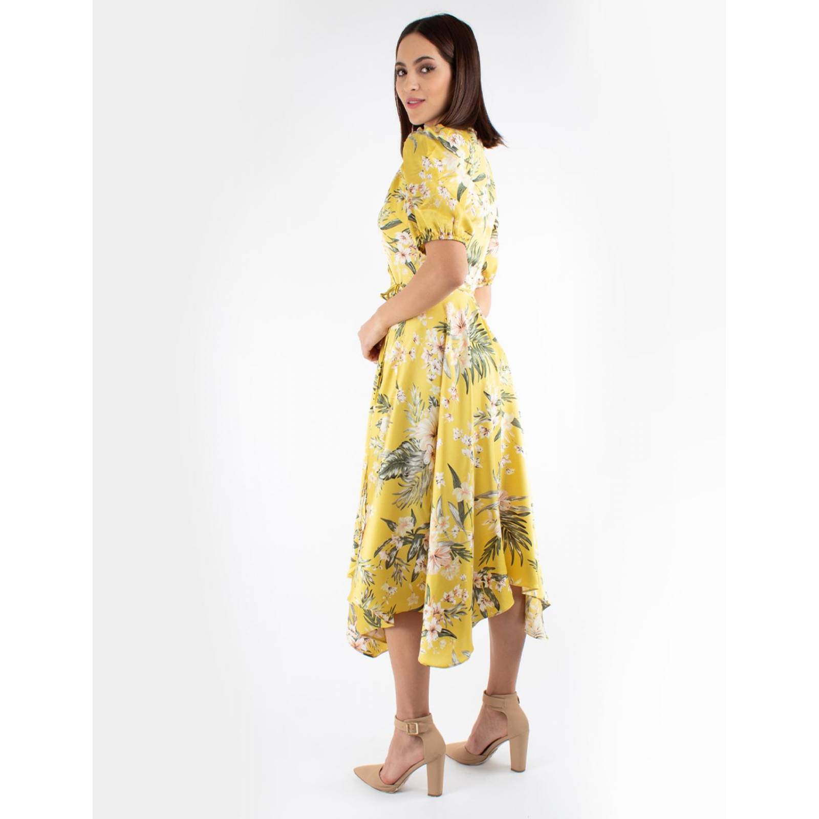 Vestido floral amarillo, de largo asimétrico 