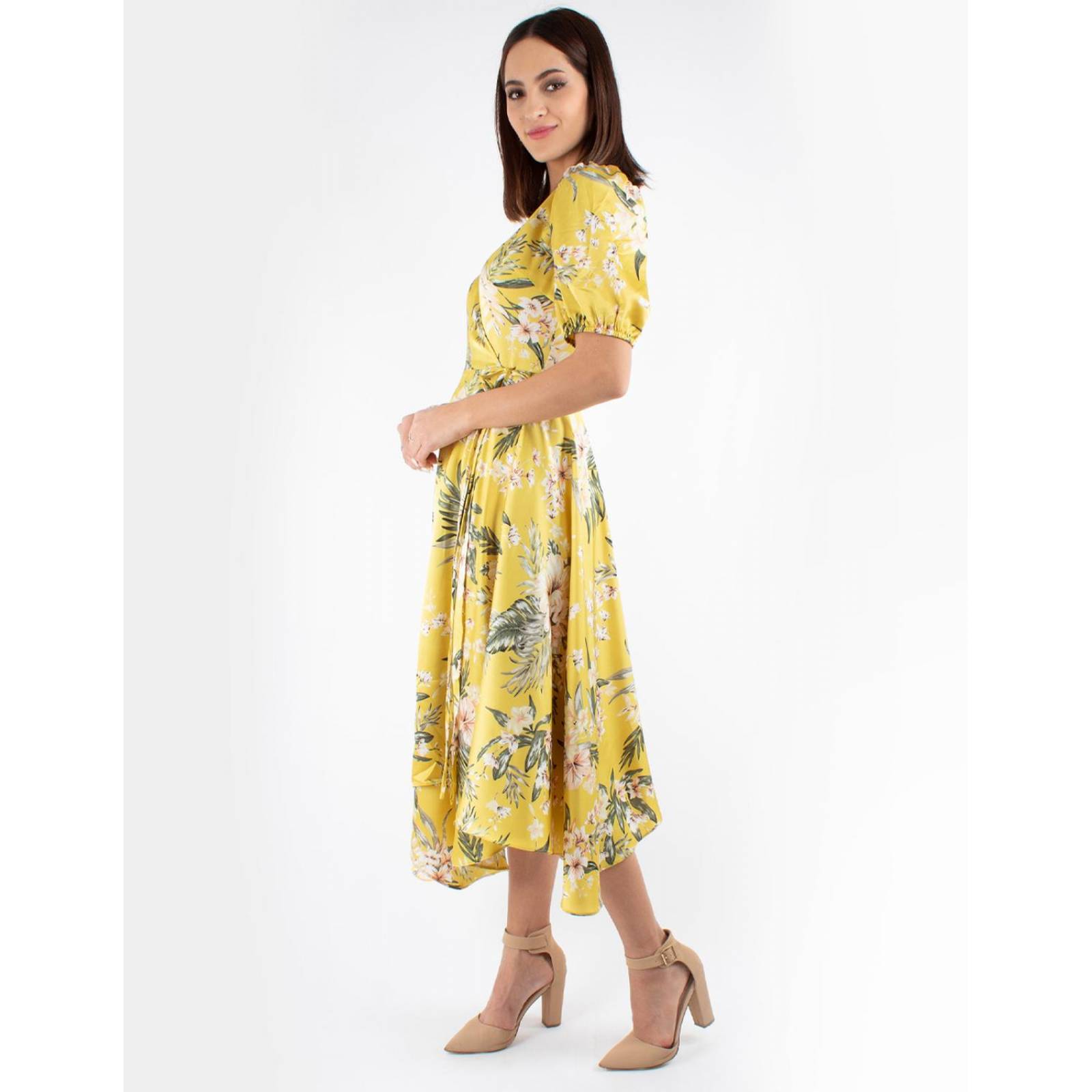 Vestido floral amarillo, de largo asimétrico 