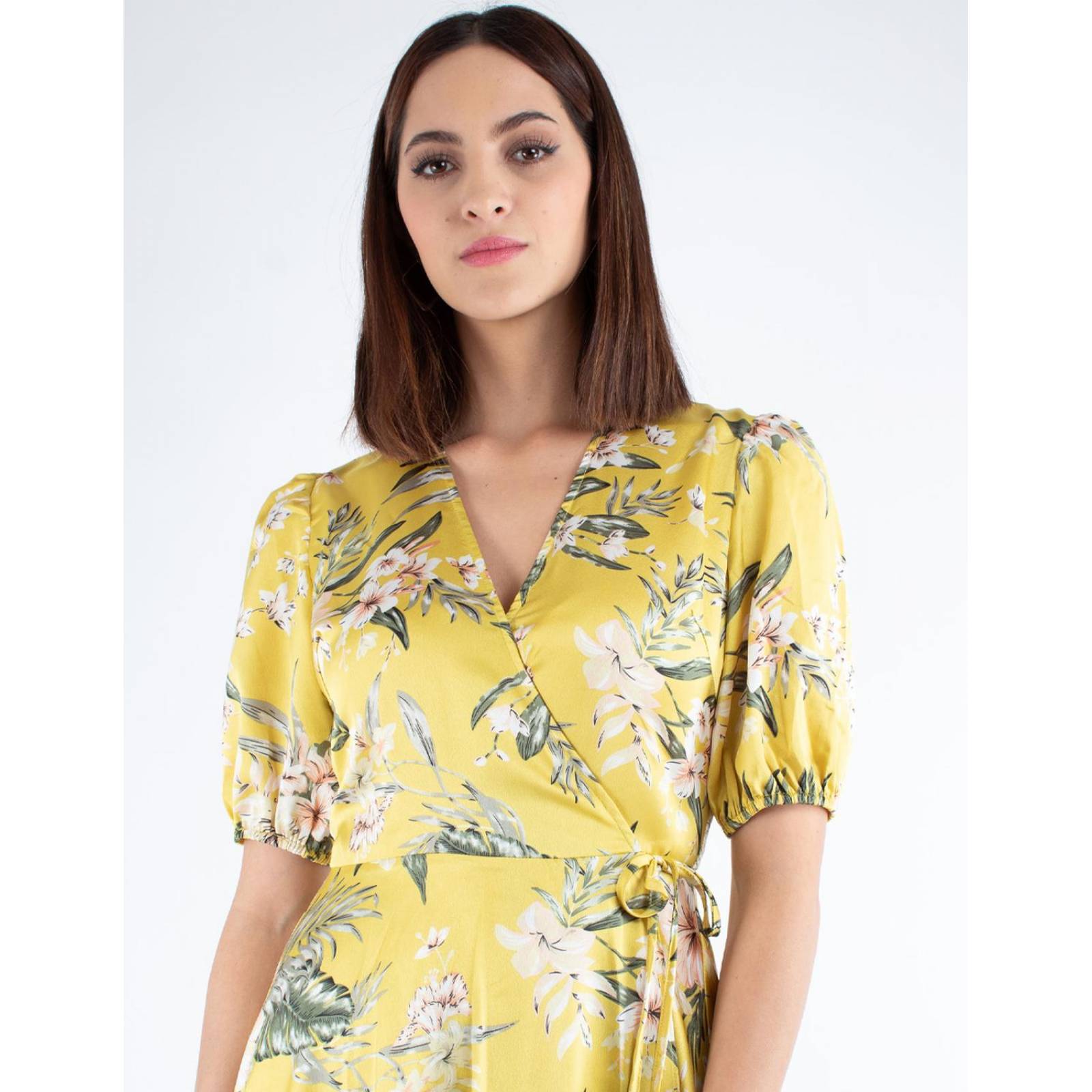 Vestido floral amarillo, de largo asimétrico 