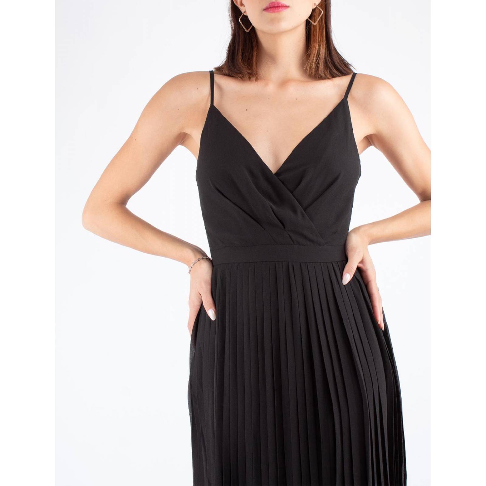 Maxi vestido de tirantes con falda plisada