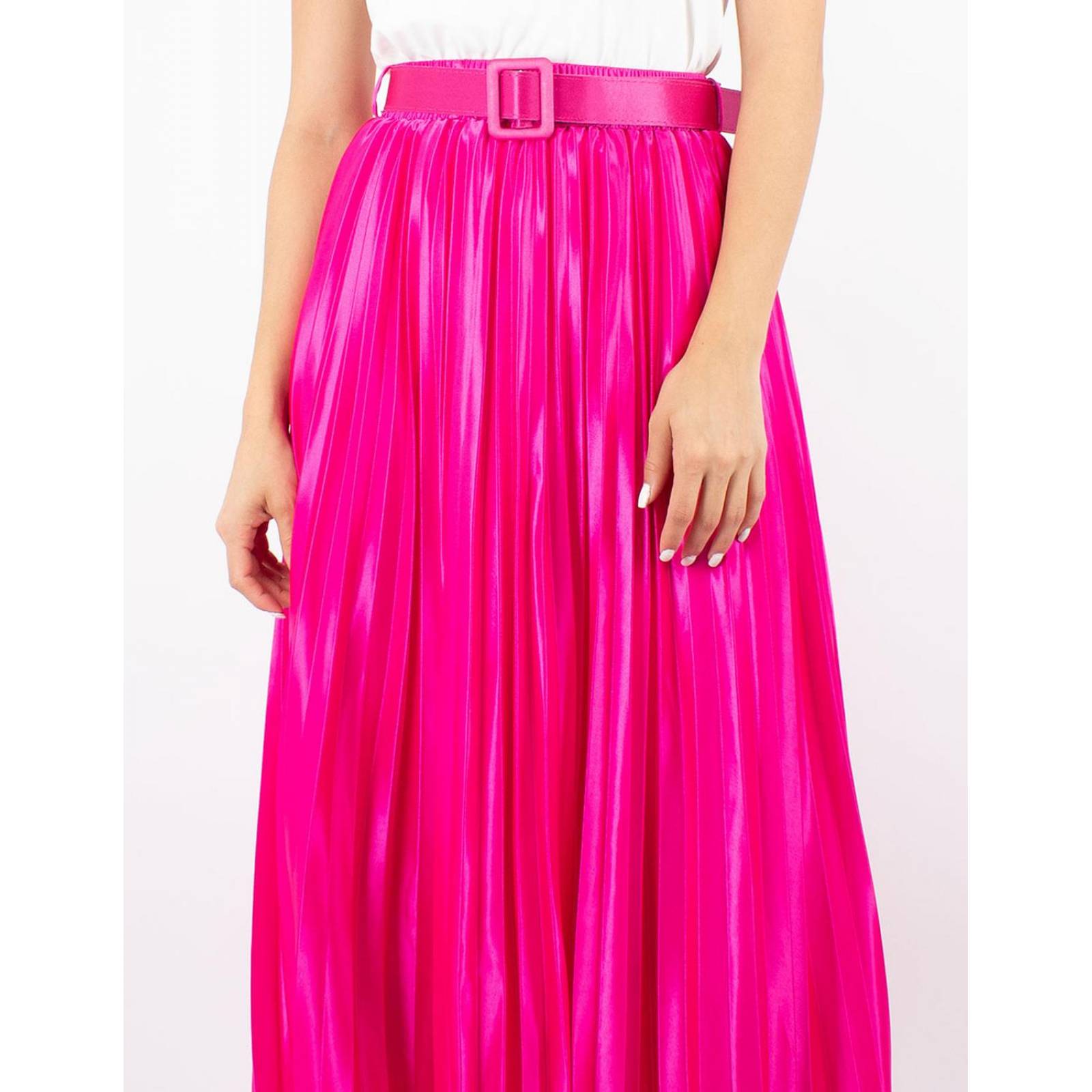 Maxi falda satinada plisada con cinto 