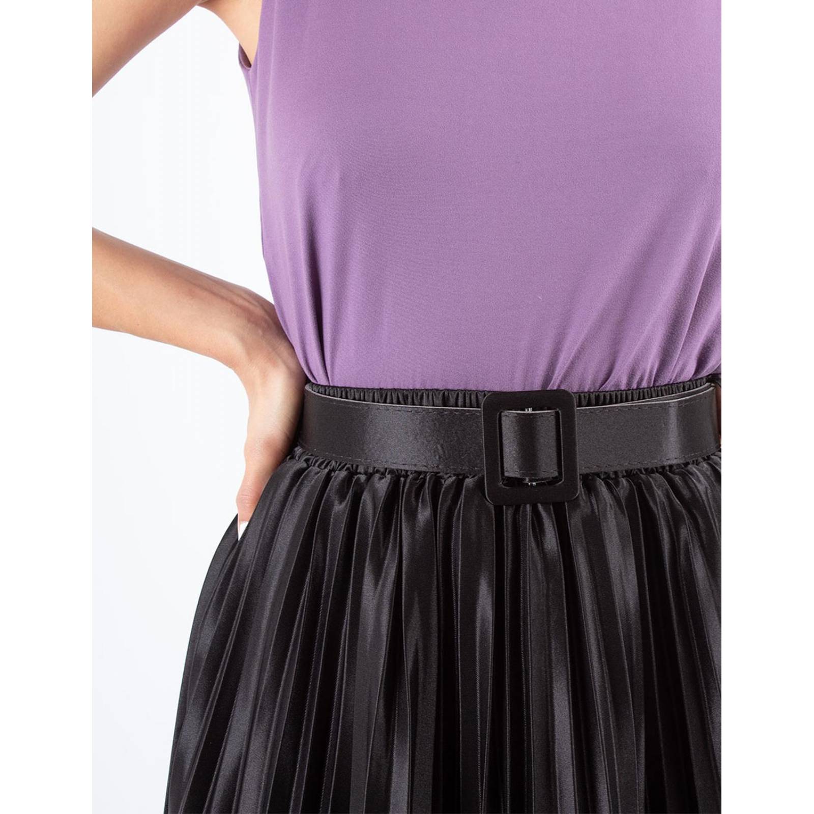 Maxi falda satinada plisada con cinto 