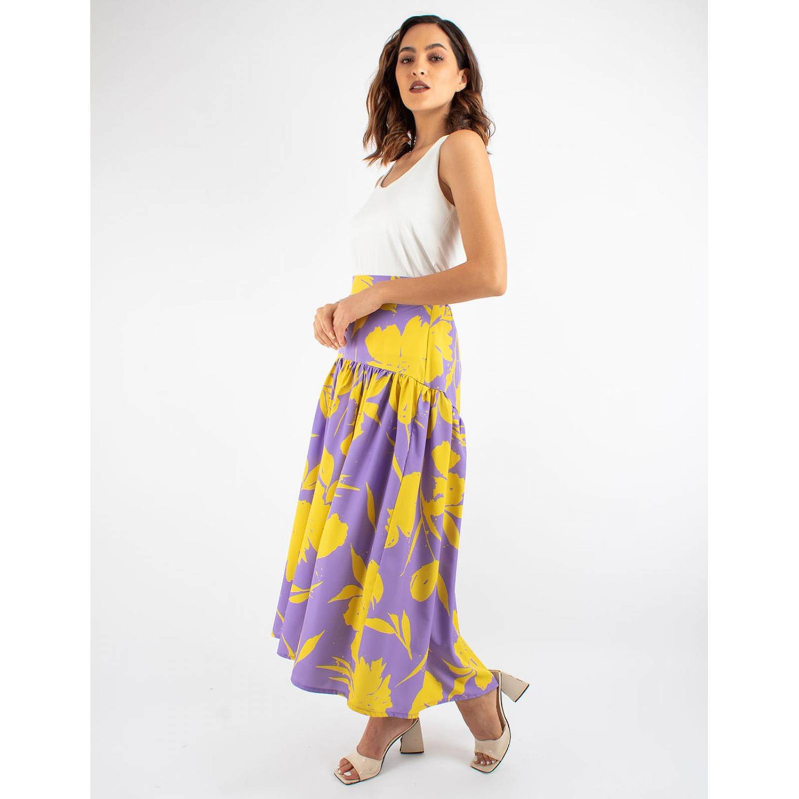 Falda con olán ancho fruncido de print floral lila con amarillo 