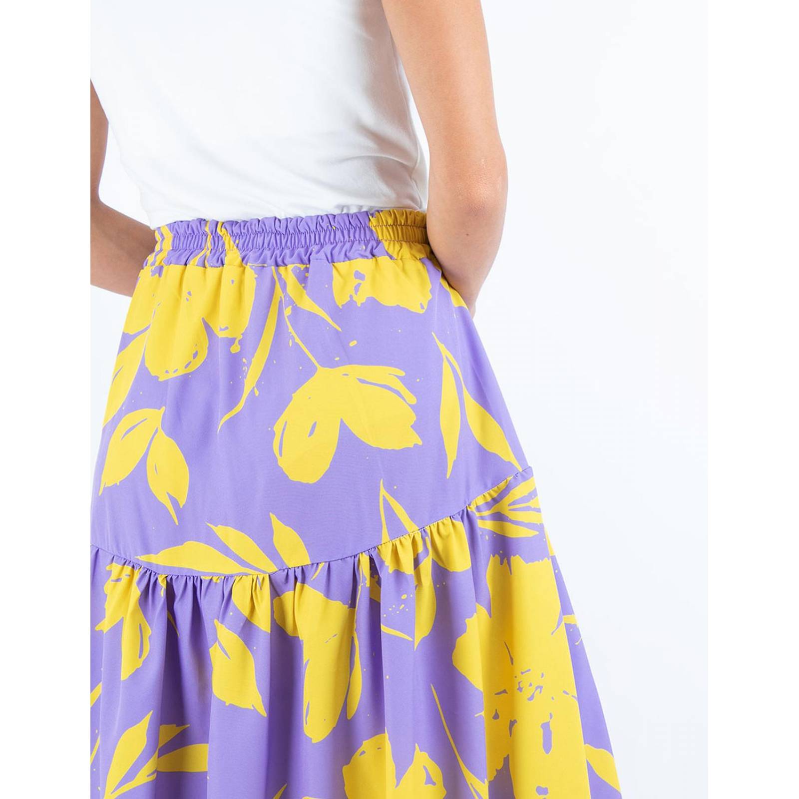 Falda con olán ancho fruncido de print floral lila con amarillo 