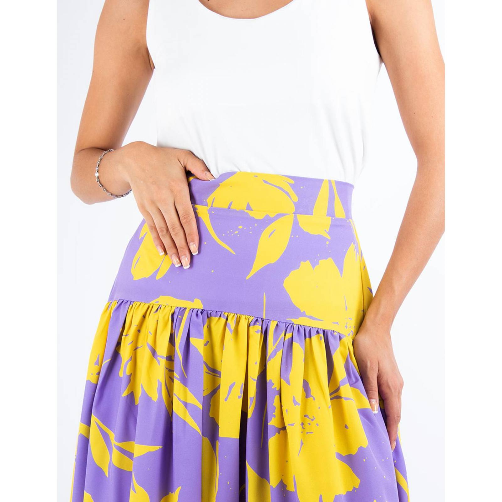 Falda con olán ancho fruncido de print floral lila con amarillo 