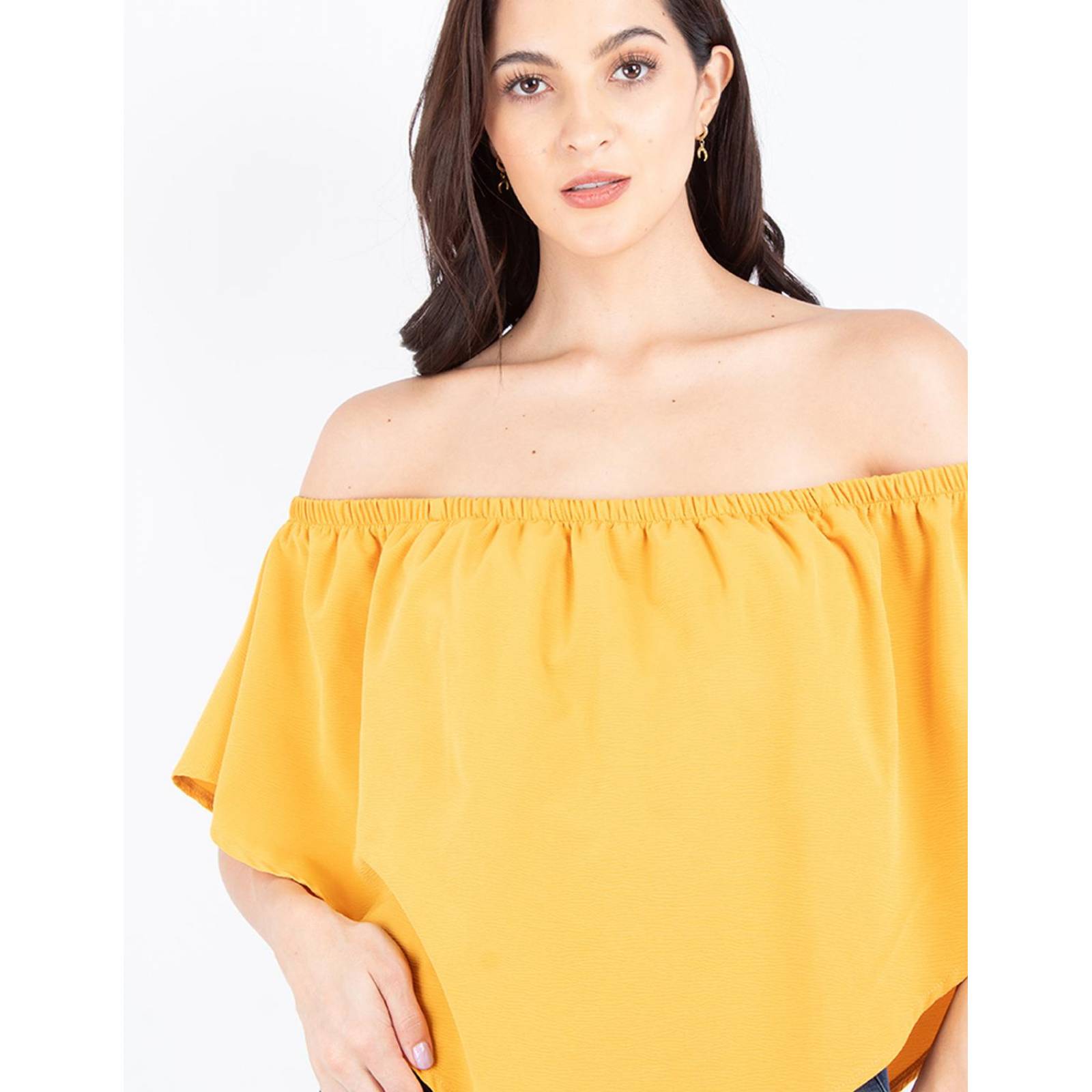 Blusa hombros descubiertos con olán en pico 