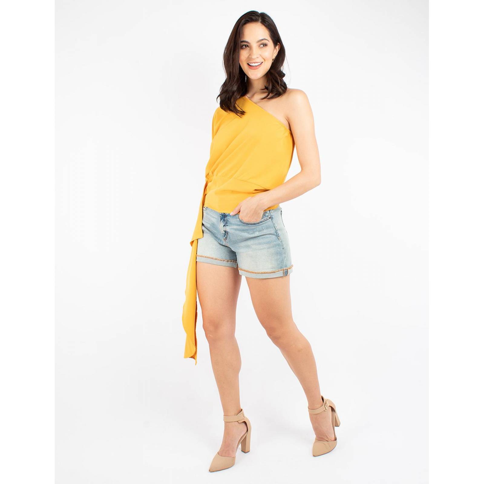 Blusa con una manga y largo asimétrico 