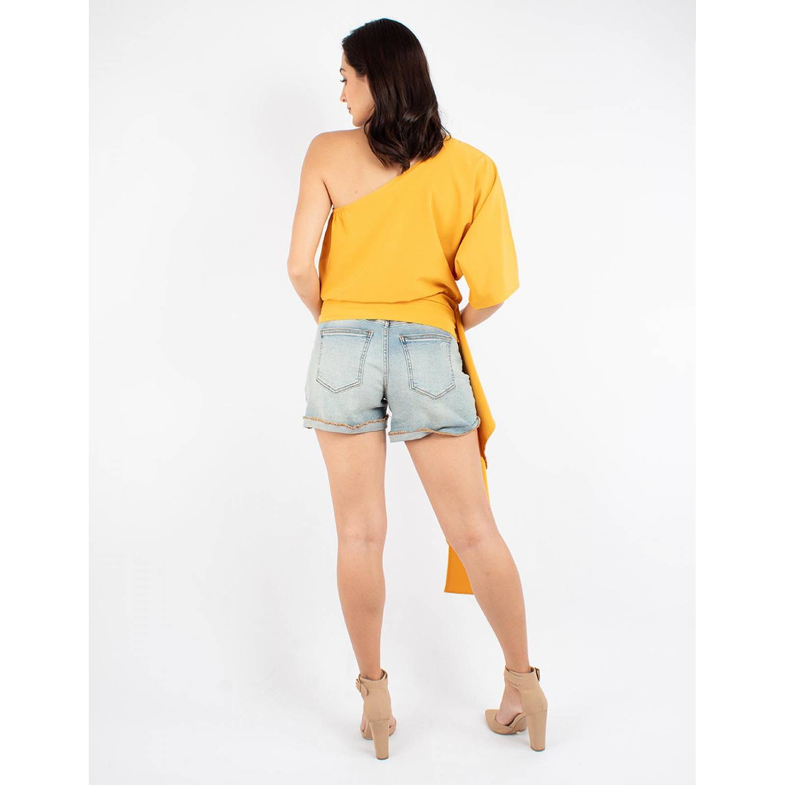 Blusa con una manga y largo asimétrico 