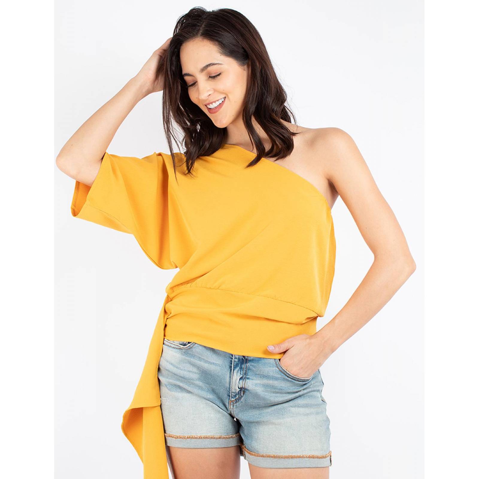 Blusa con una manga y largo asimétrico 