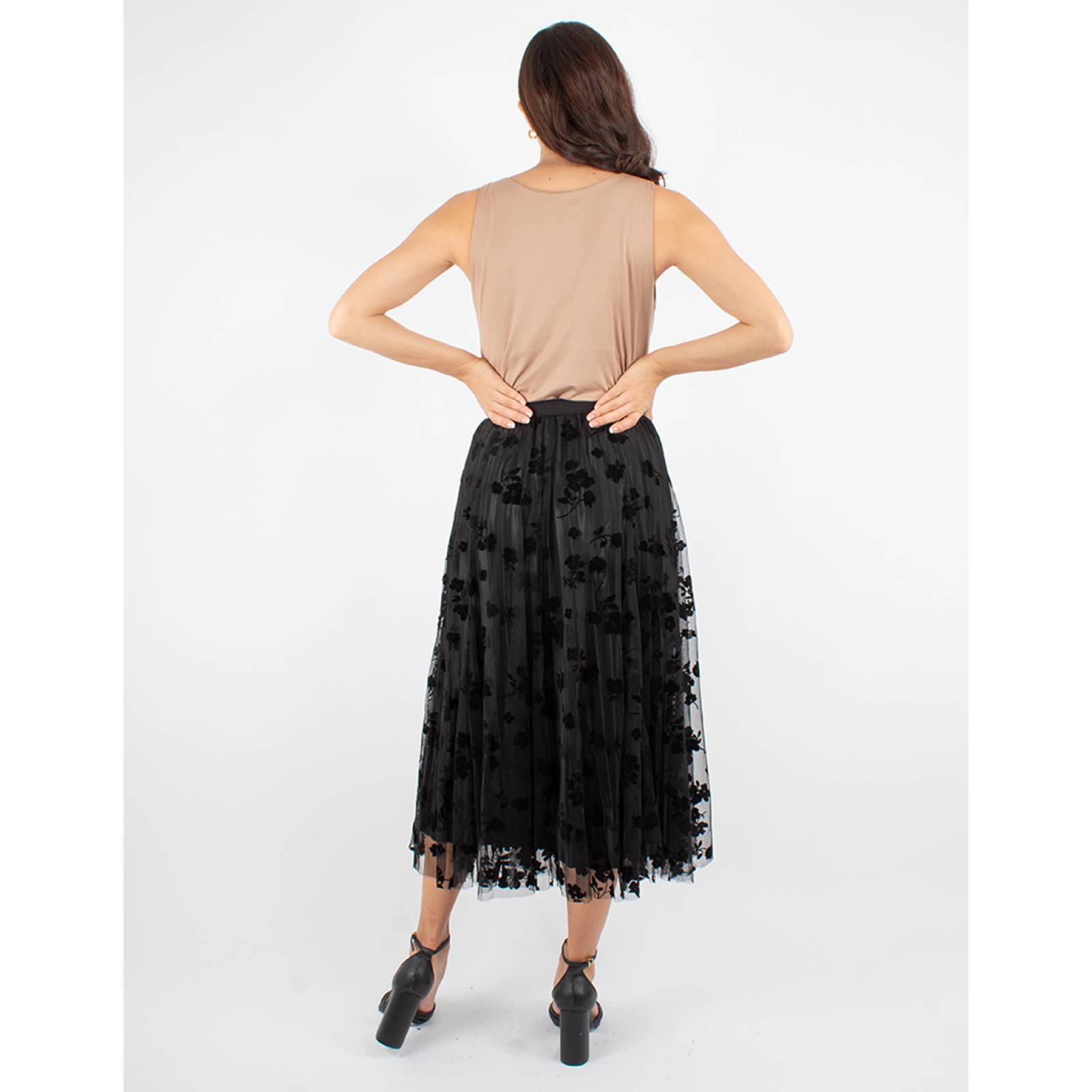 Falda de tul amplia con flores