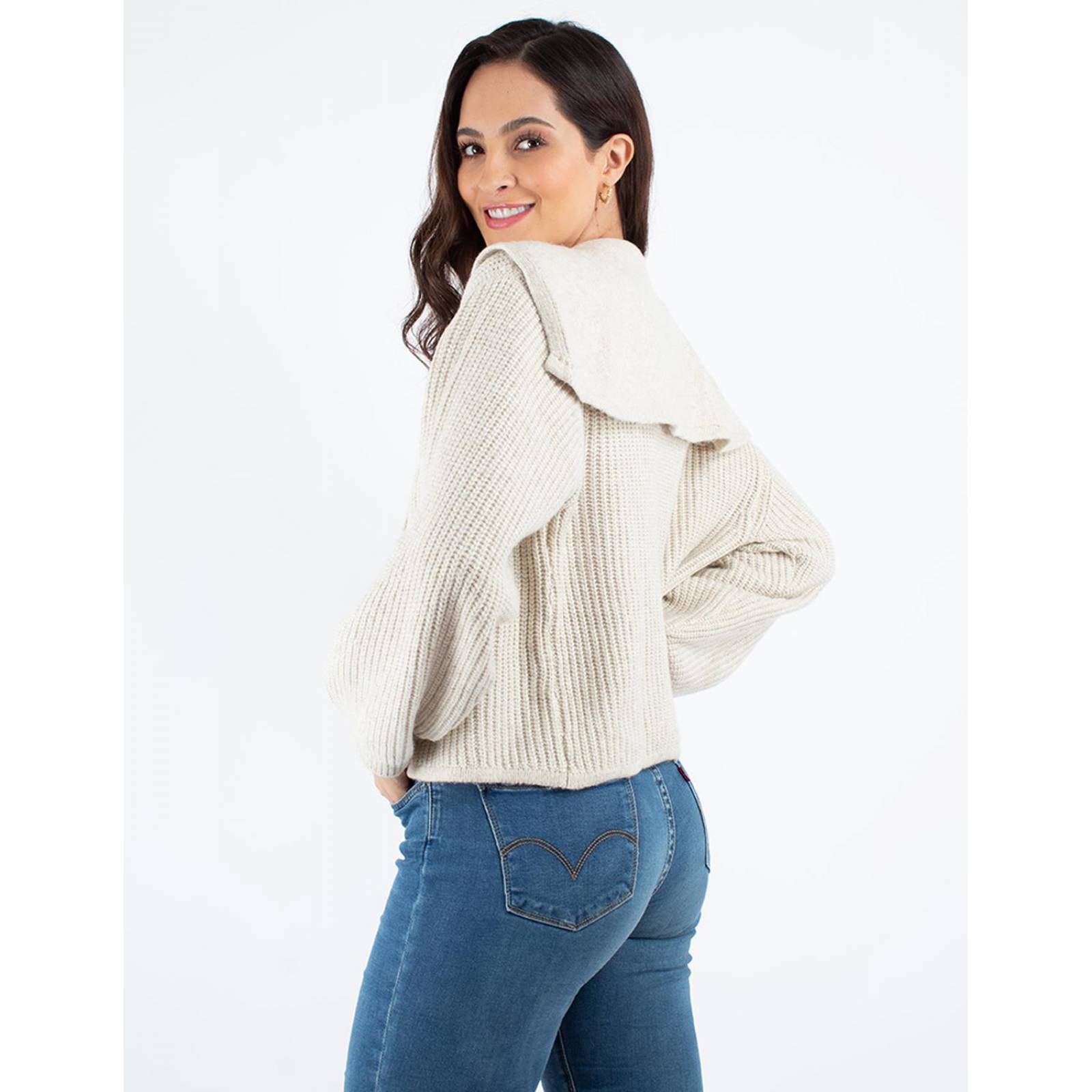 Suéter corto cuello amplio 