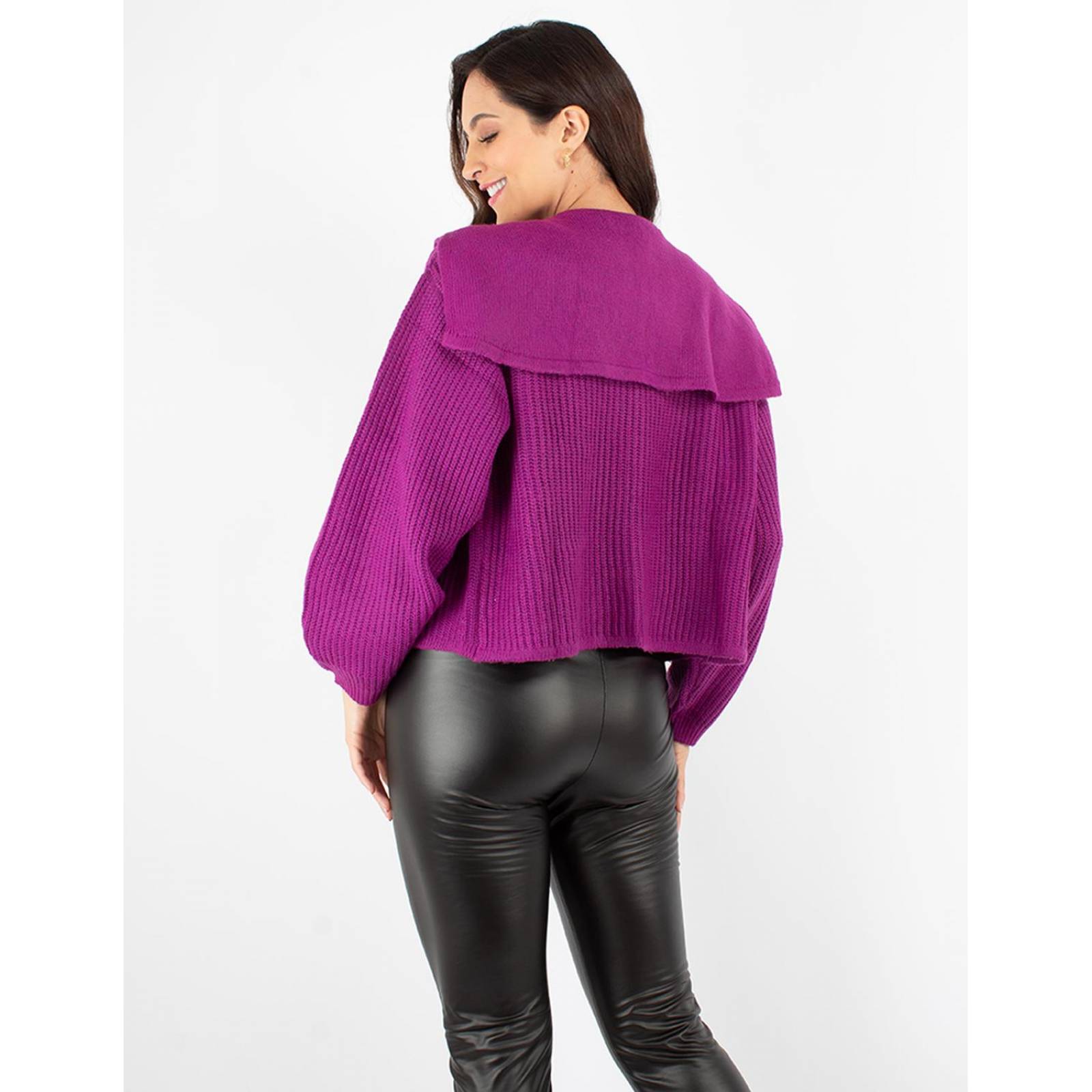 Suéter corto cuello amplio 