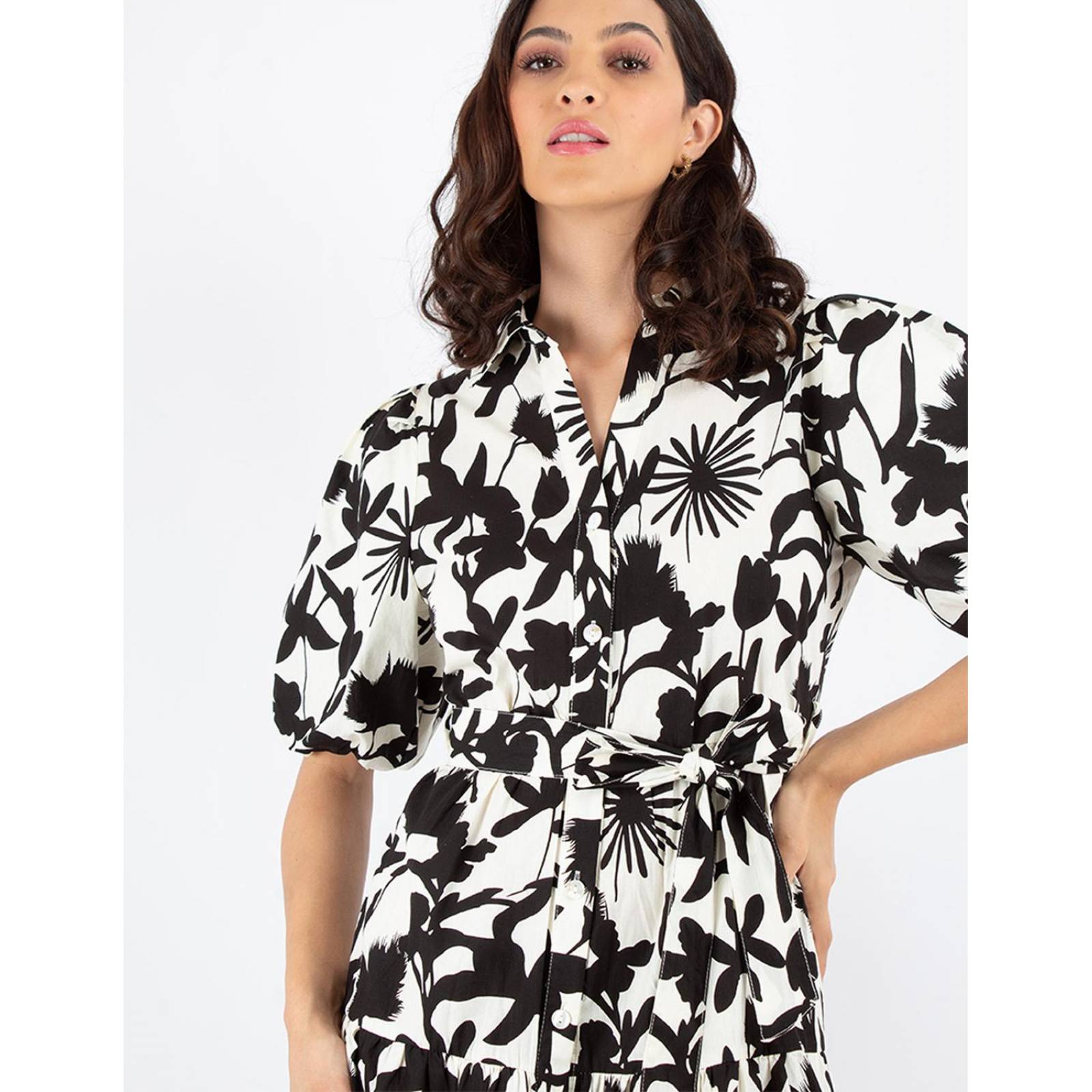 Maxi vestido de print floral blanco con negro 