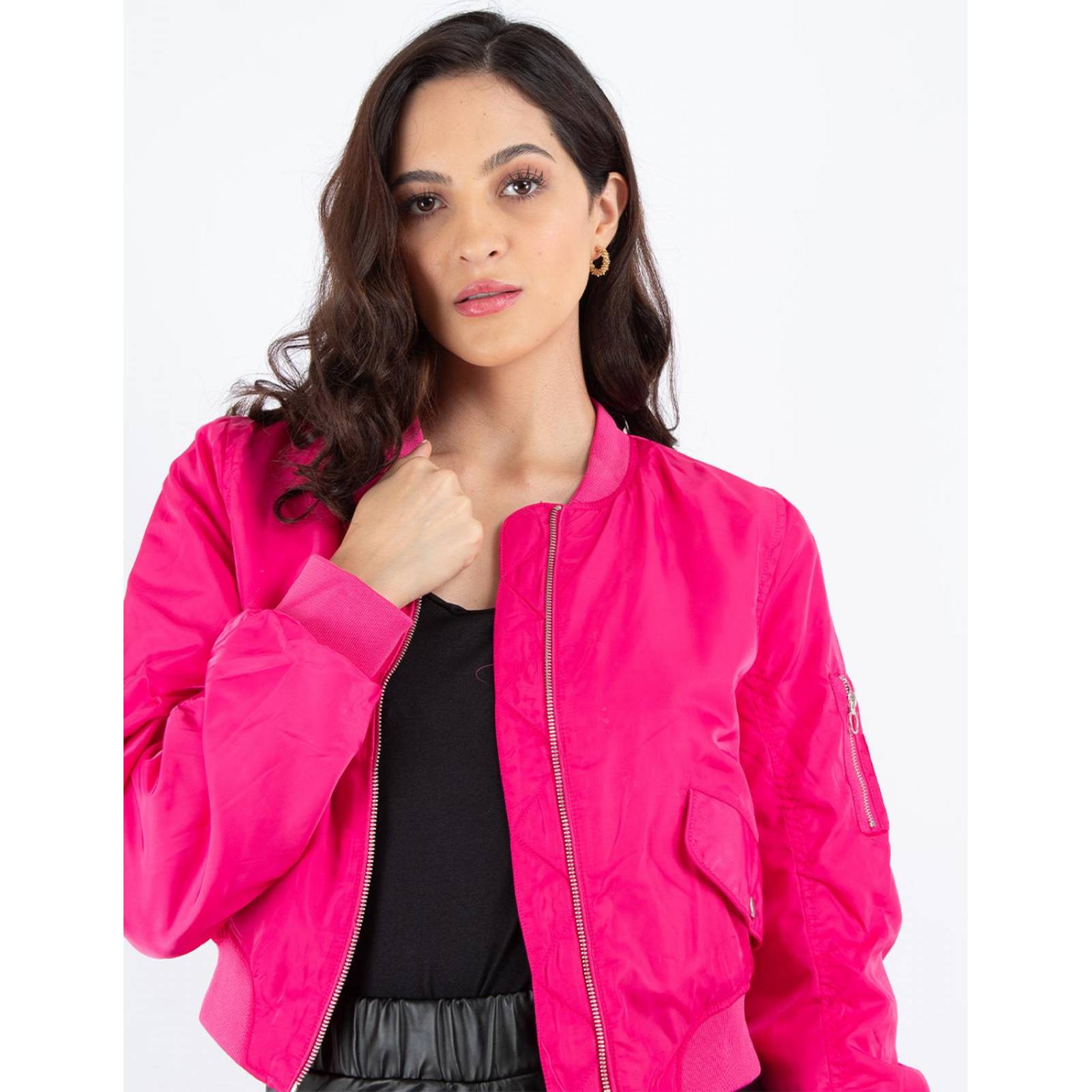 Chamarra tipo bomber jacket con bolsillos 