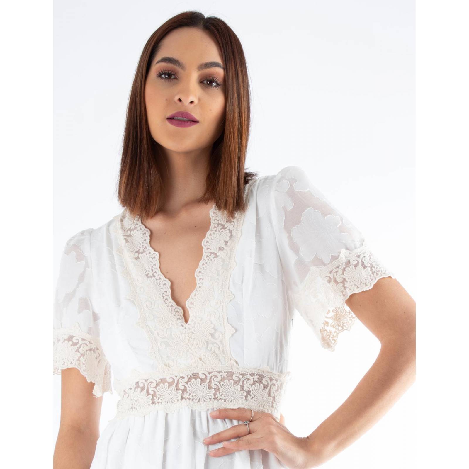 Vestido maxi de encaje blanco cuello V 