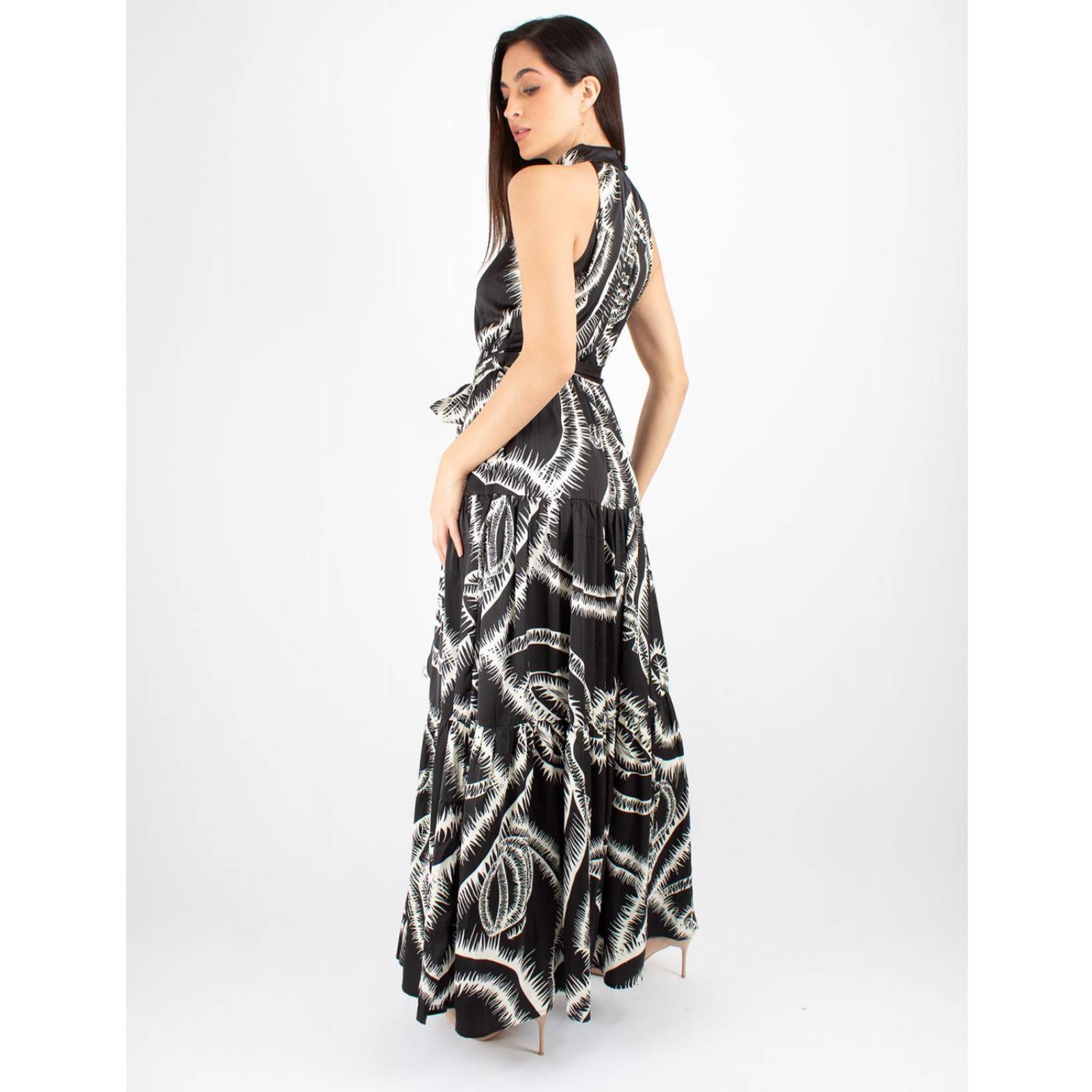 Maxi vestido blanco con negro cuello halter 