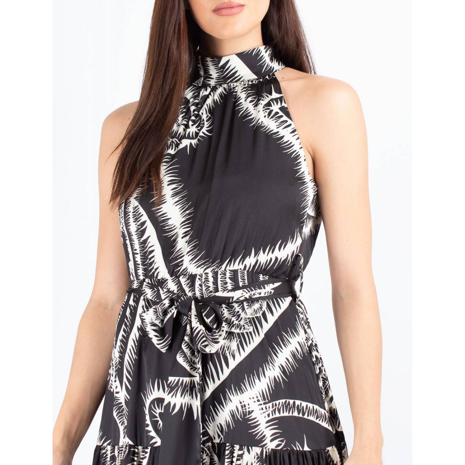 Maxi vestido blanco con negro cuello halter 