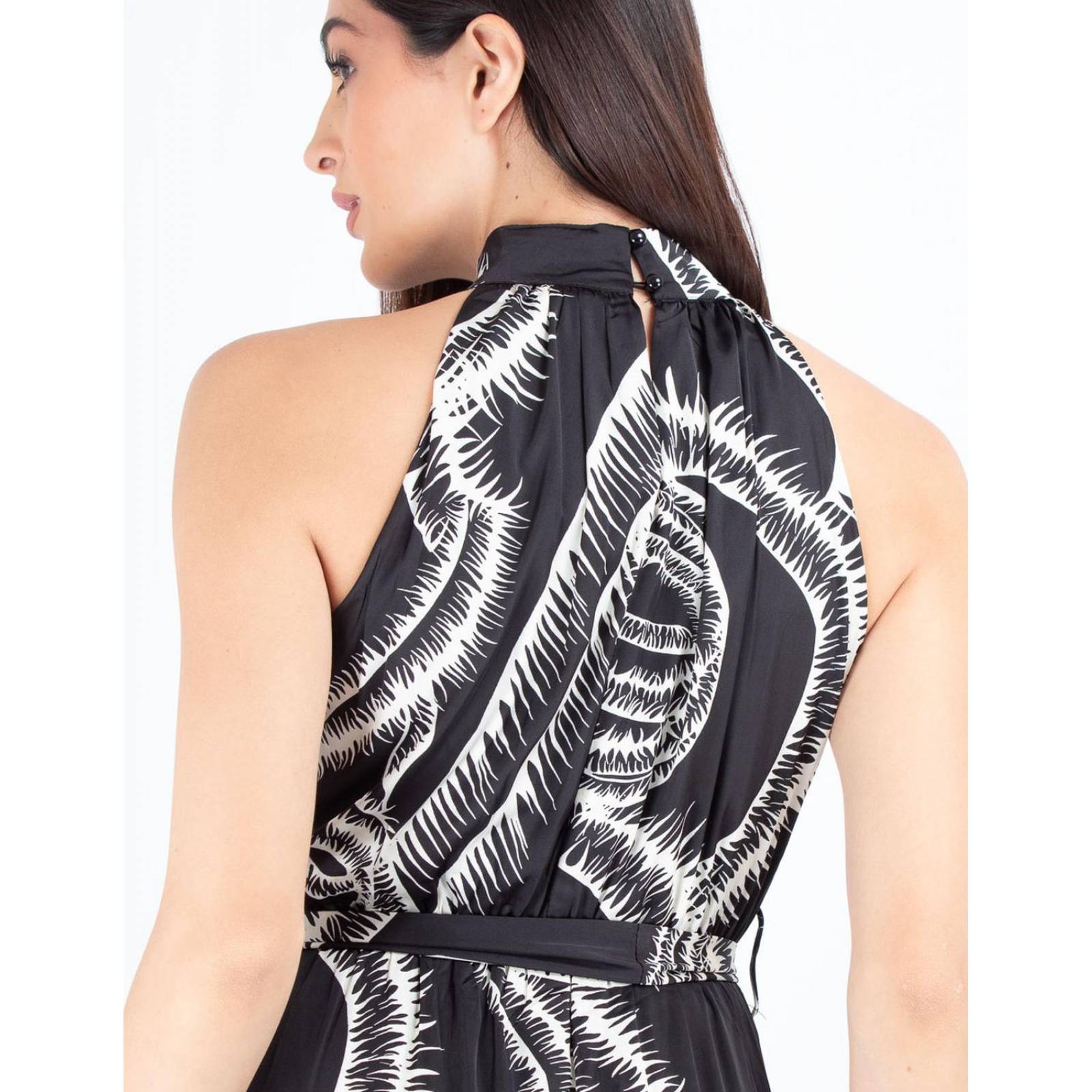 Maxi vestido blanco con negro cuello halter 