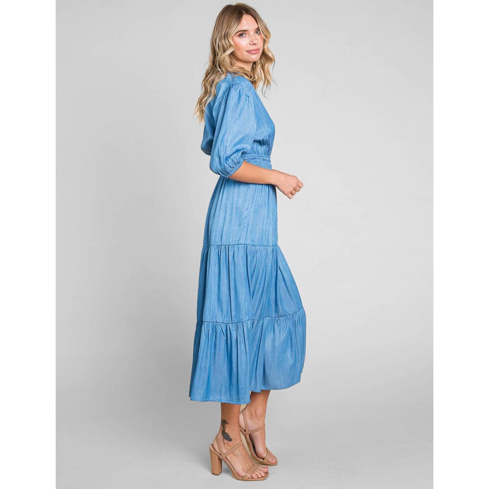 Vestido de mezclilla ligera largo midi con olanes 