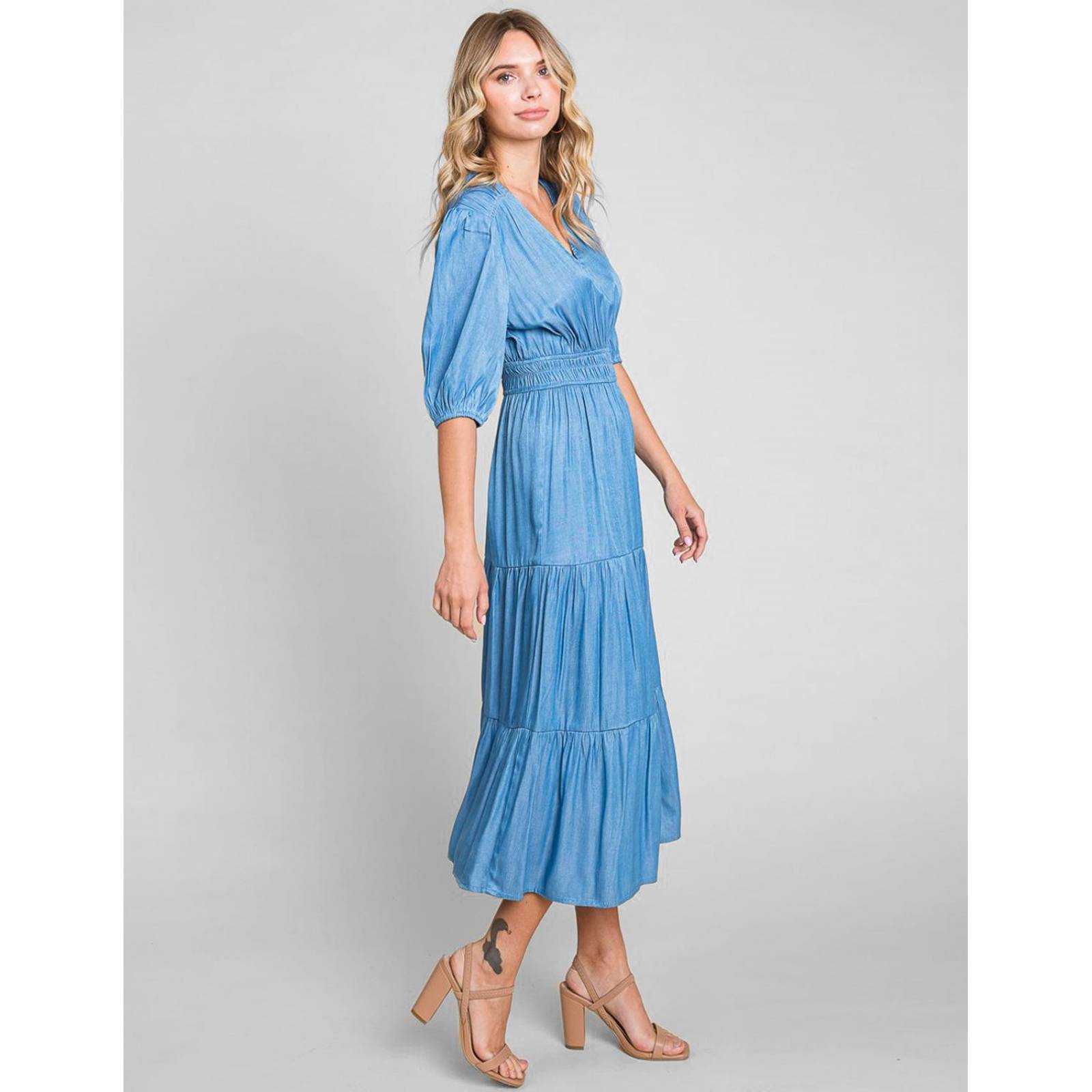 Vestido de mezclilla ligera largo midi con olanes 