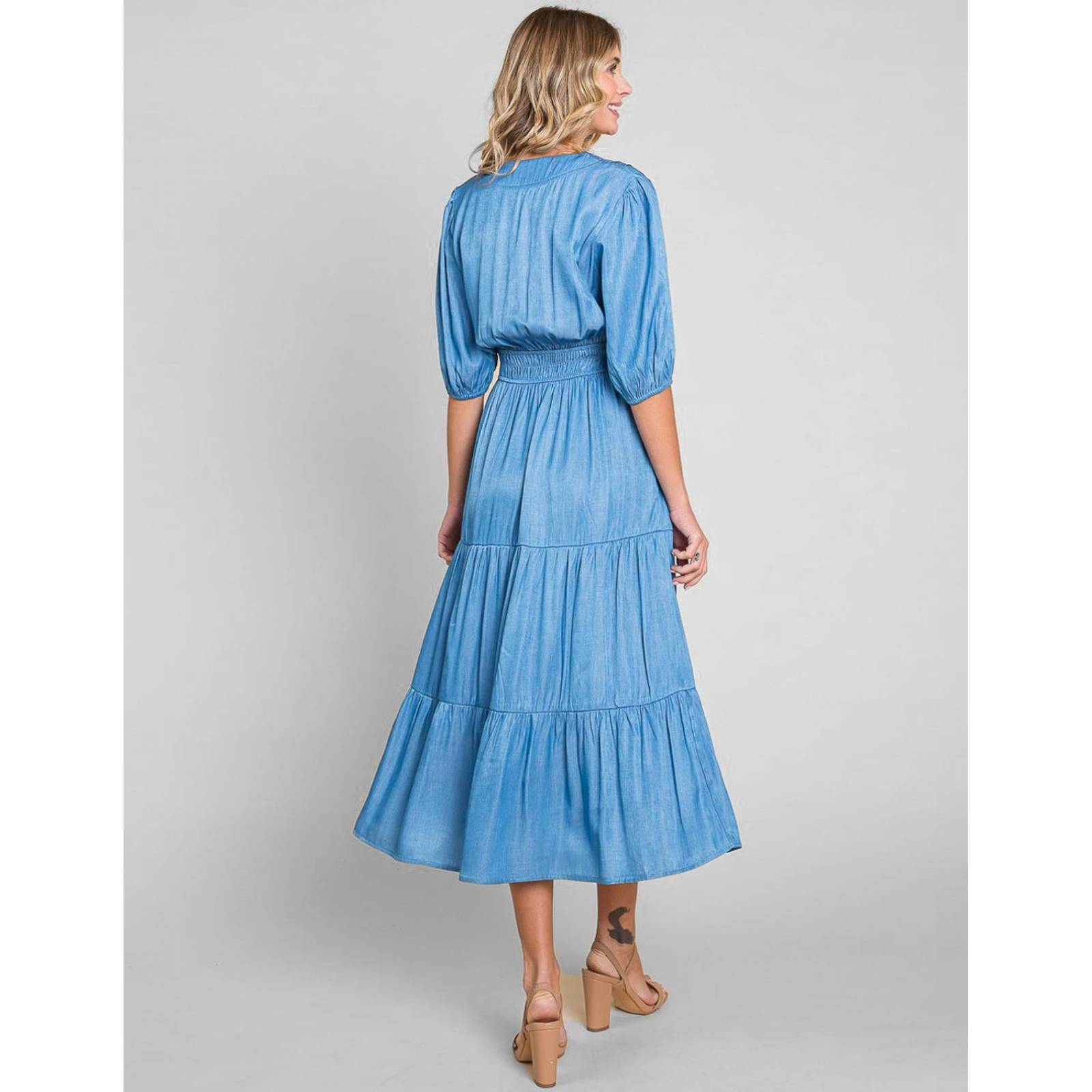 Vestido de mezclilla ligera largo midi con olanes 