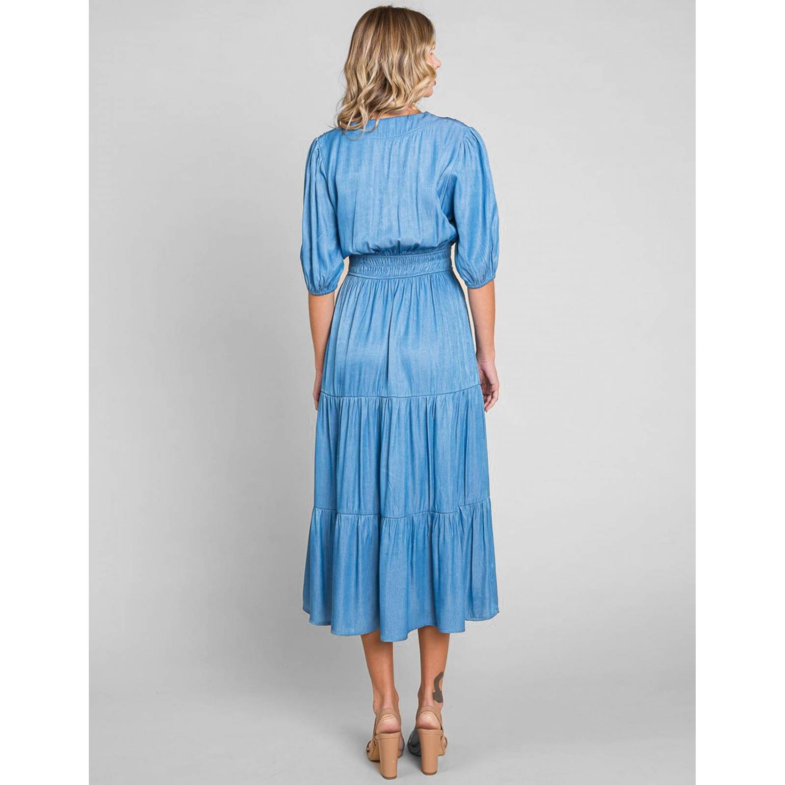 Vestido de mezclilla ligera largo midi con olanes 