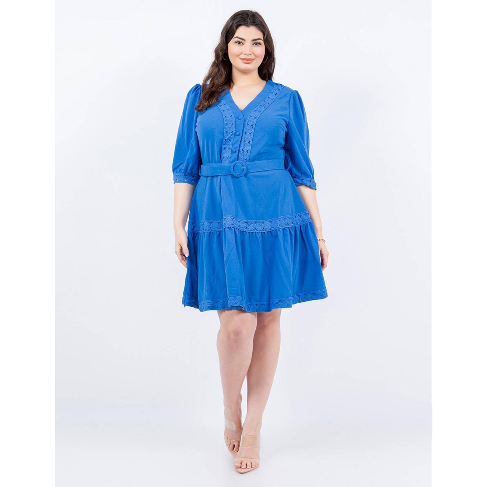 Vestido corto de encaje con cinto Curvy .