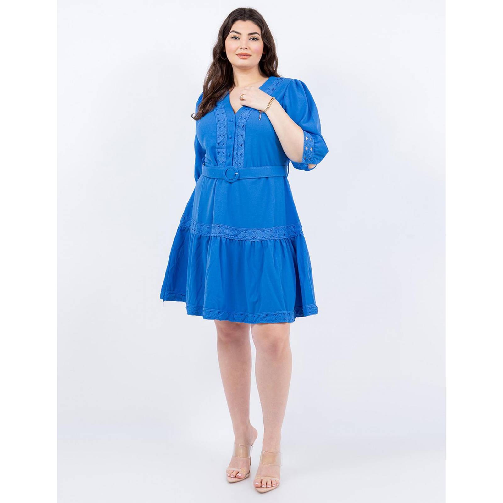 Vestido corto de encaje con cinto Curvy .