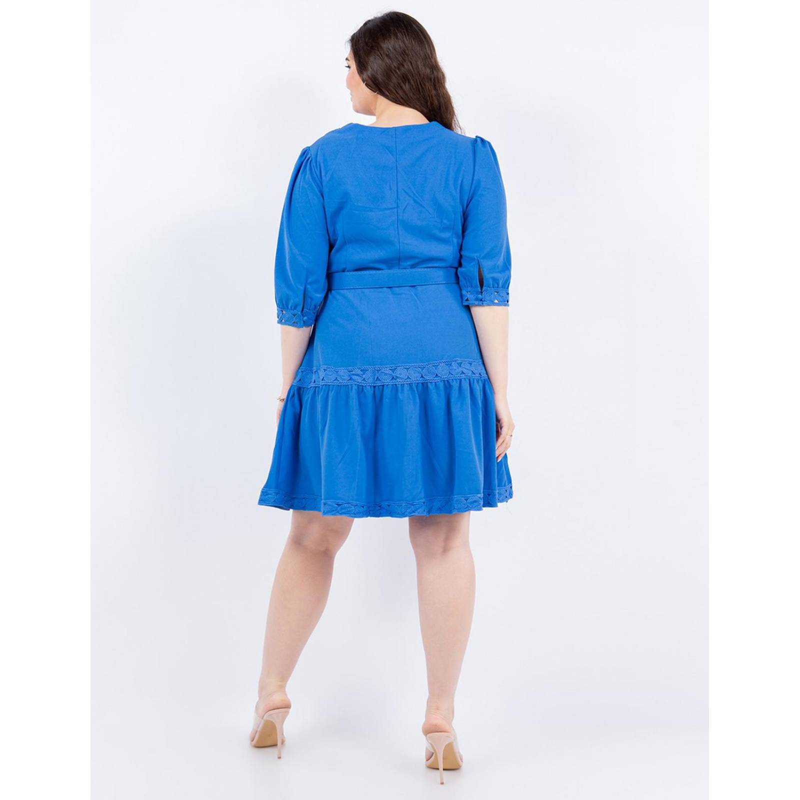 Vestido corto de encaje con cinto Curvy .