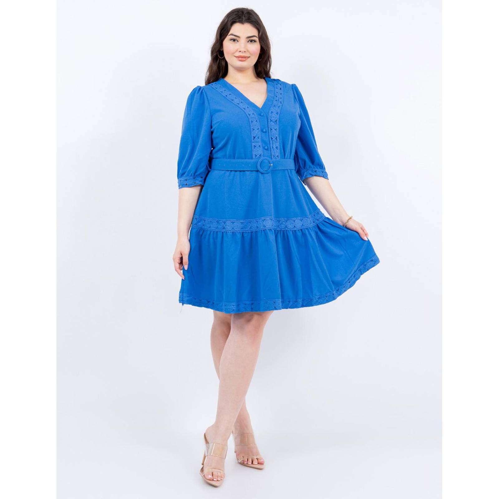 Vestido corto de encaje con cinto Curvy .