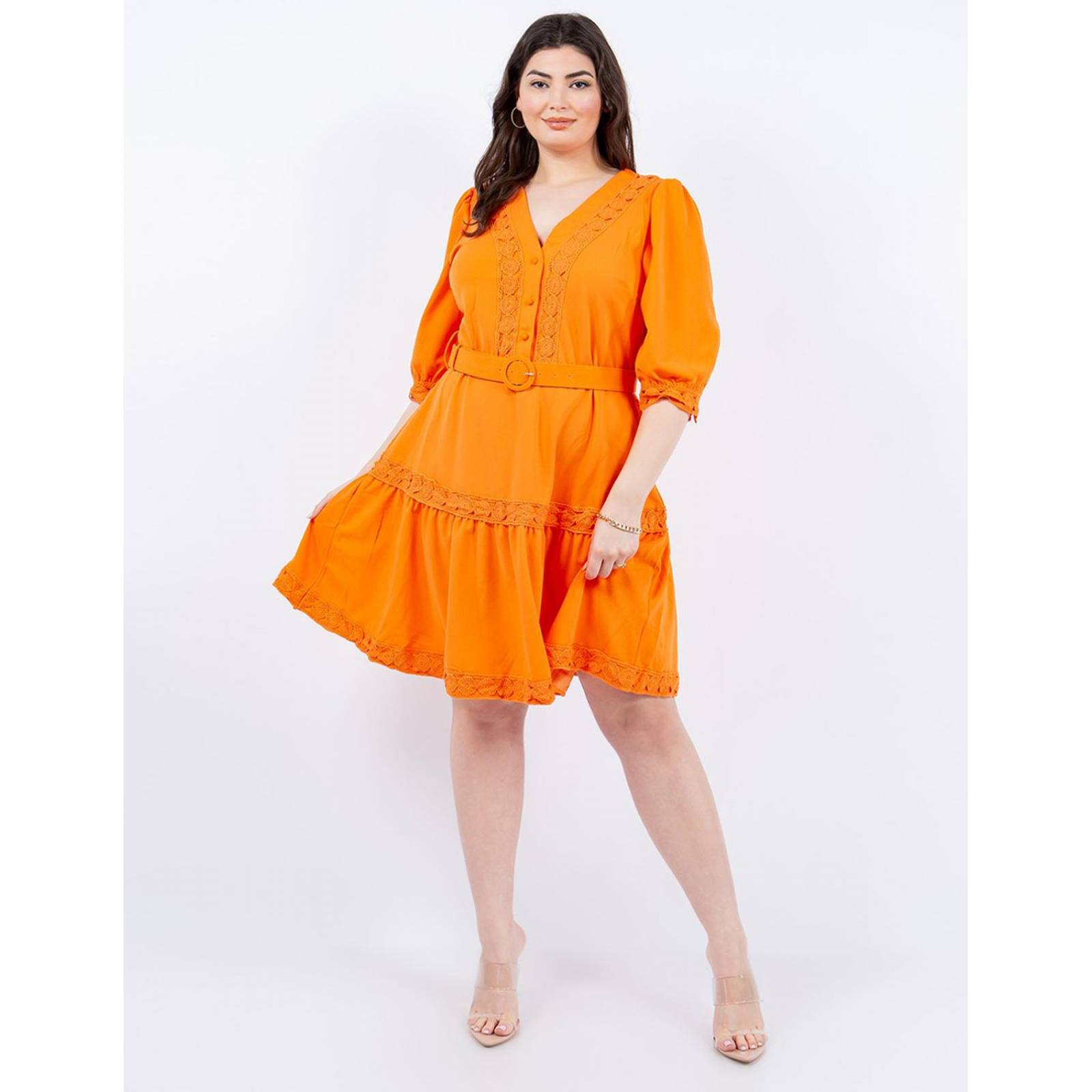 Vestido corto de encaje con cinto Curvy .