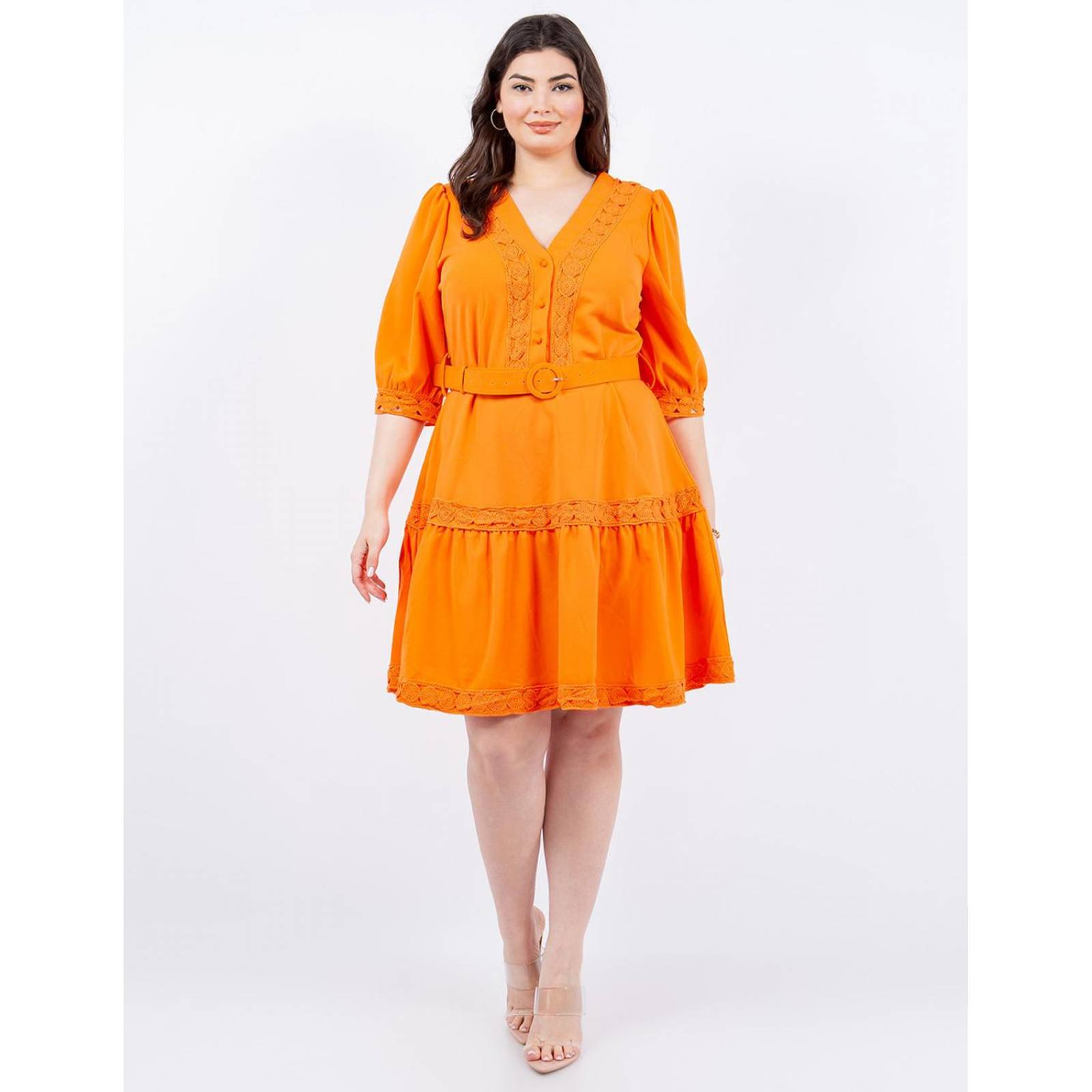 Vestido corto de encaje con cinto Curvy .