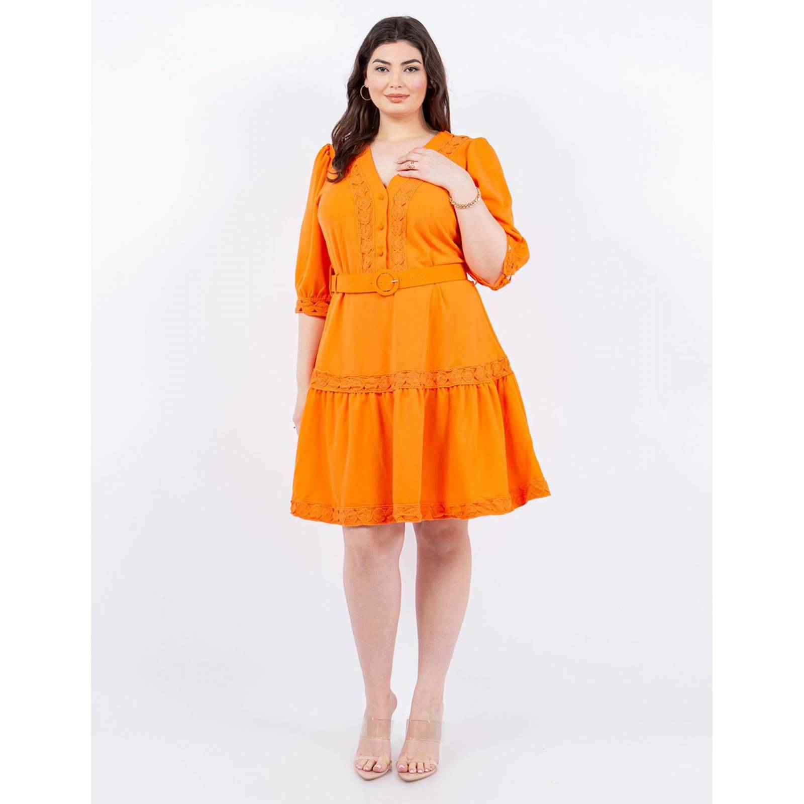 Vestido corto de encaje con cinto Curvy .