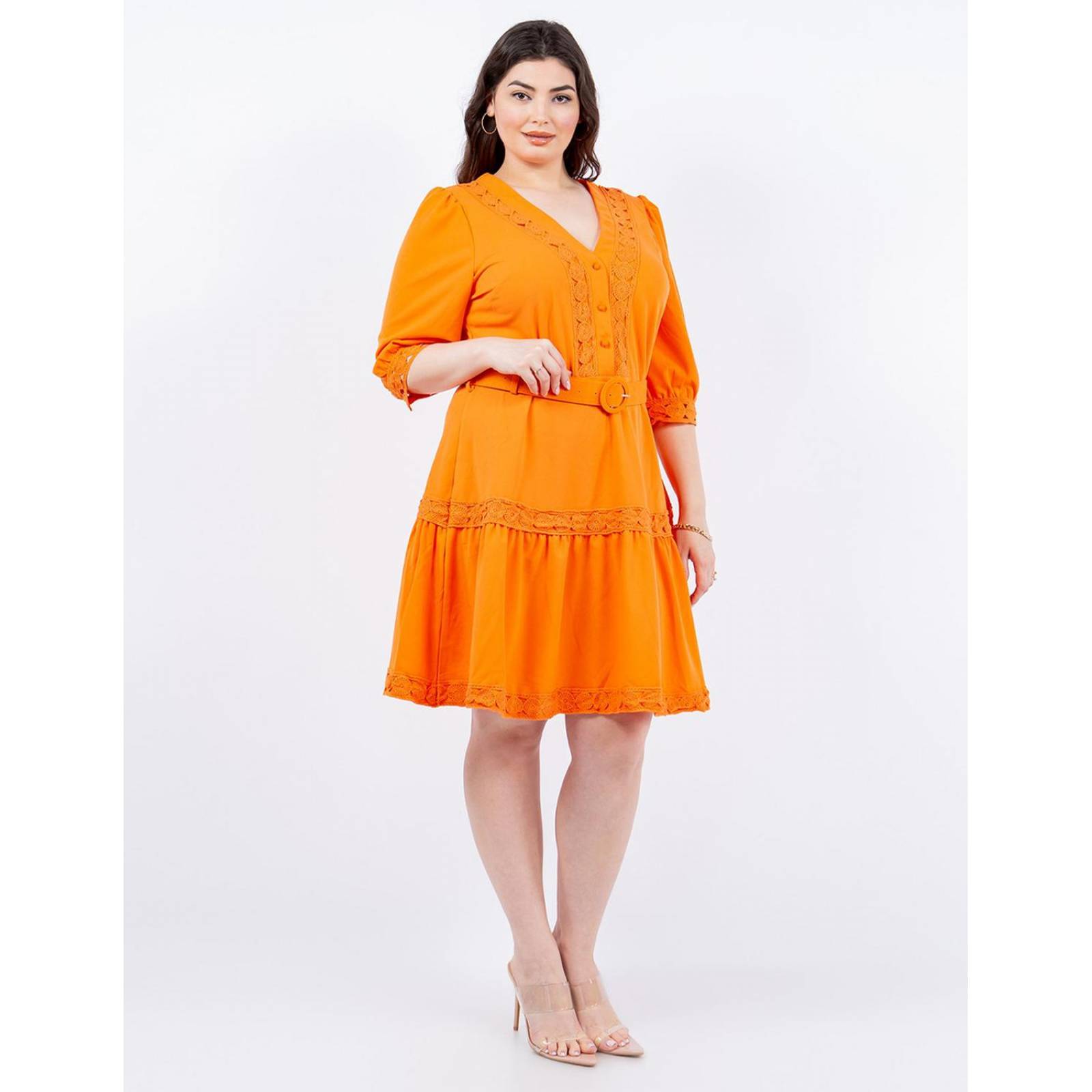 Vestido corto de encaje con cinto Curvy .