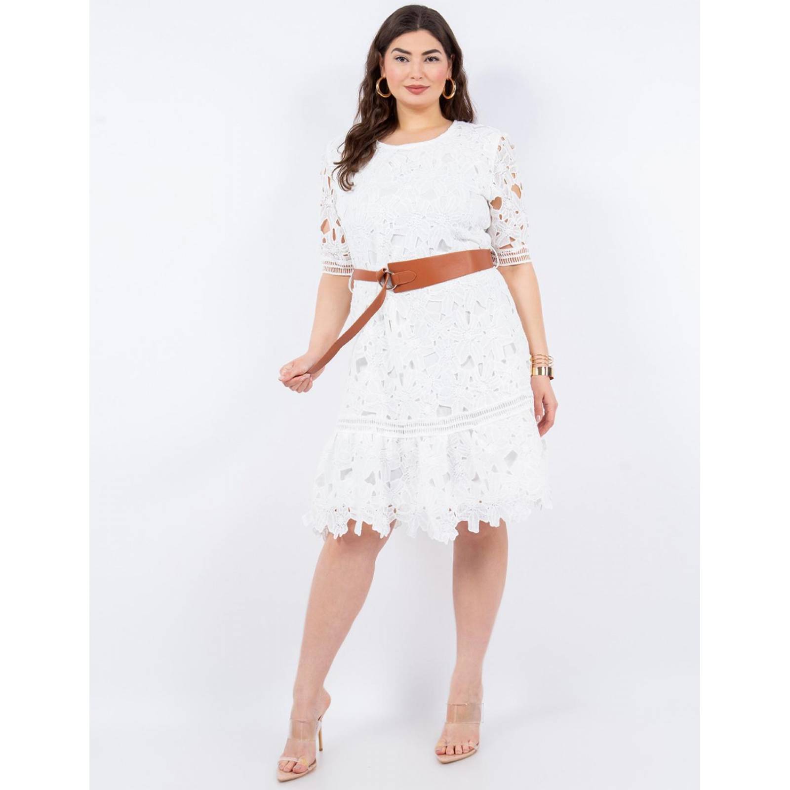 Vestido corto de encaje con cinto camel Curvy 