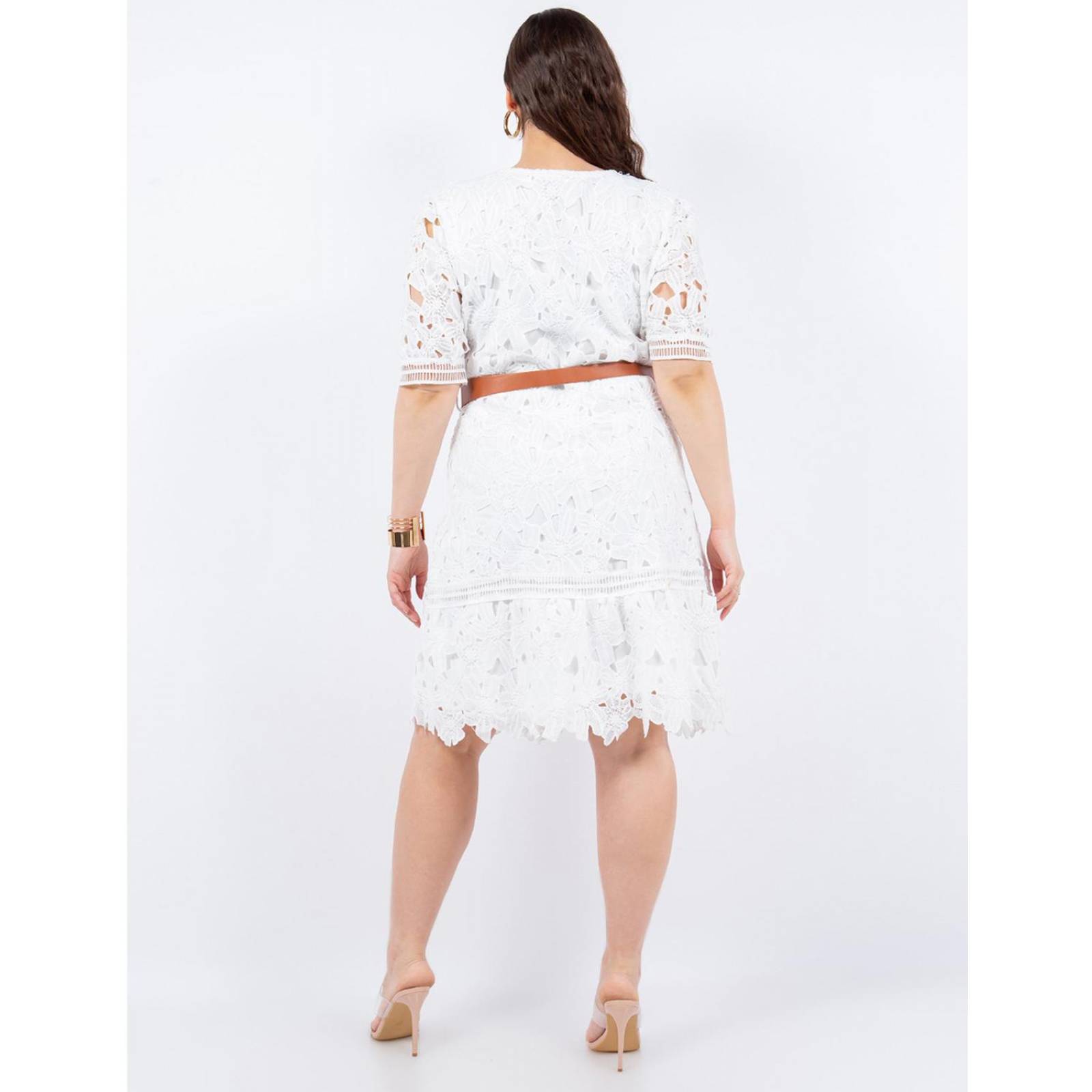 Vestido corto de encaje con cinto camel Curvy 
