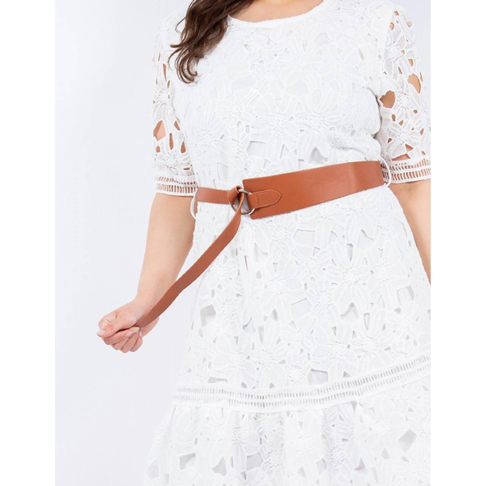 Vestido corto de encaje con cinto camel Curvy 