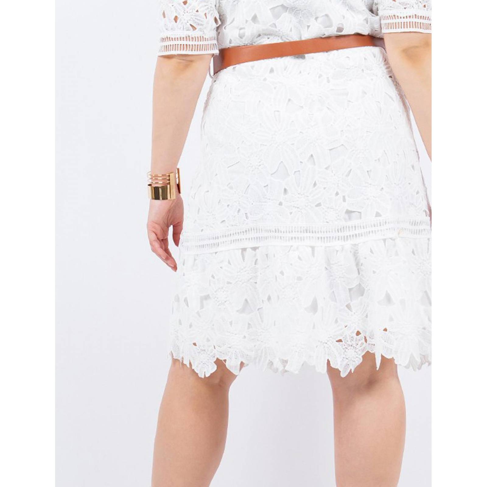 Vestido corto de encaje con cinto camel Curvy 