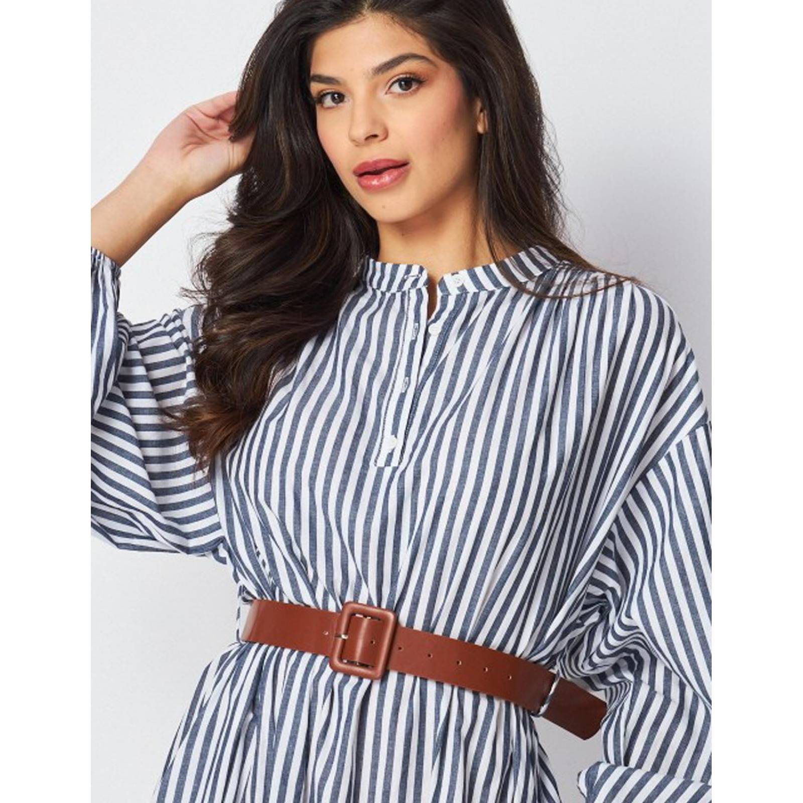 Vestido camisero de rayas azules con cinto 