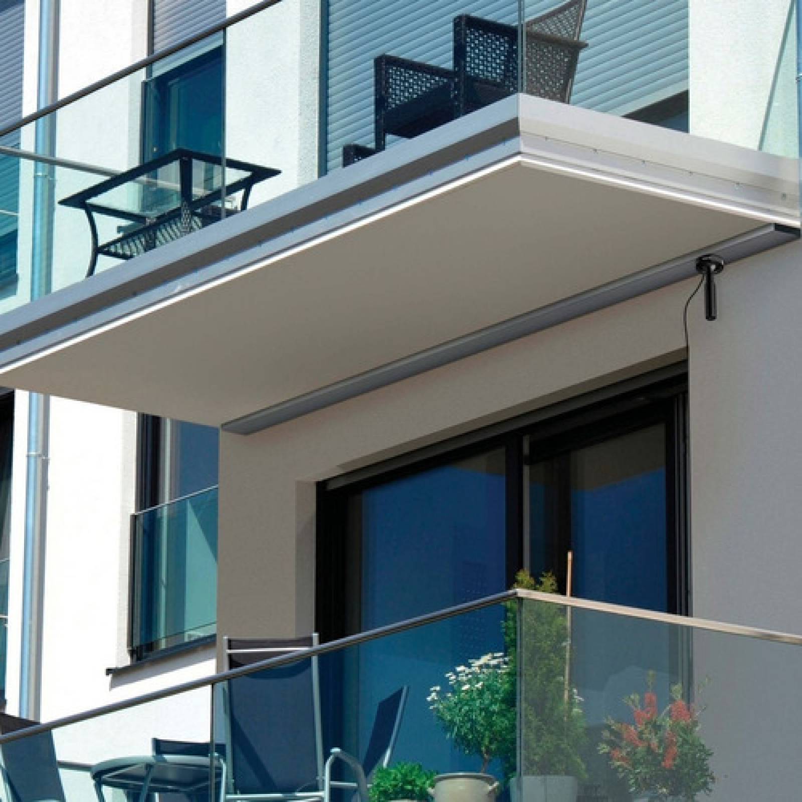 Antena compacta UHF con base de iman y booster de 20 dB