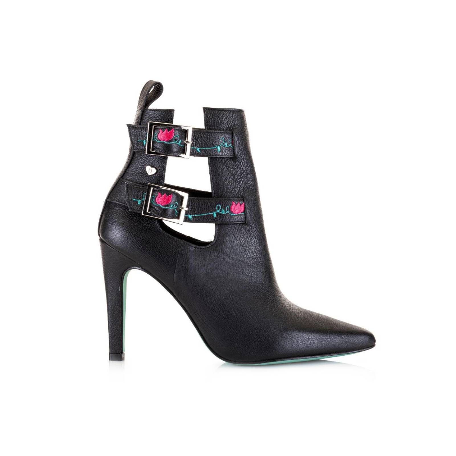 Botin Aguja Negro PIKIKI detalle en bordado 