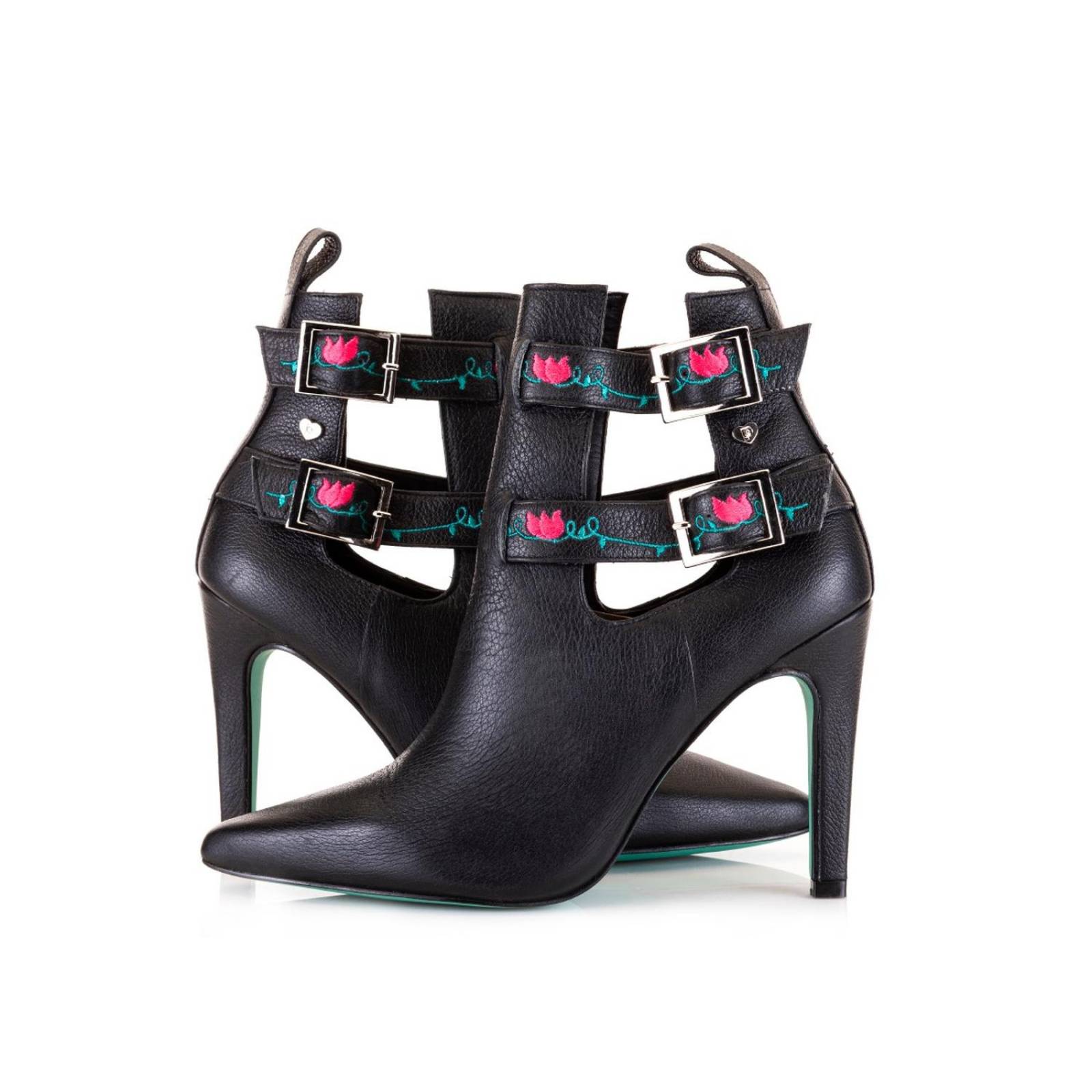 Botin Aguja Negro PIKIKI detalle en bordado 
